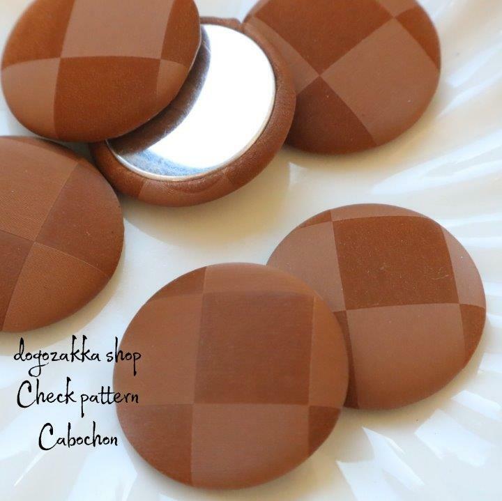 【道後雑貨店】6個☆2.5cmラウンドカボション　　格子ブラウン　ハンドメイド アクセサリーパーツ アク..