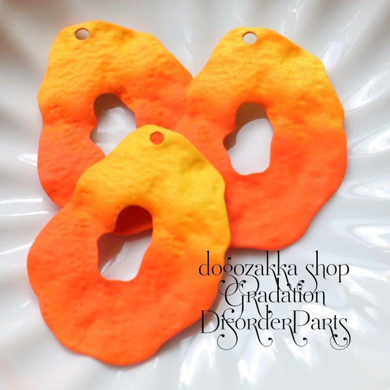 【道後雑貨店】2個☆大ぶりの染め物風オーバル合金パーツ　オレンジ