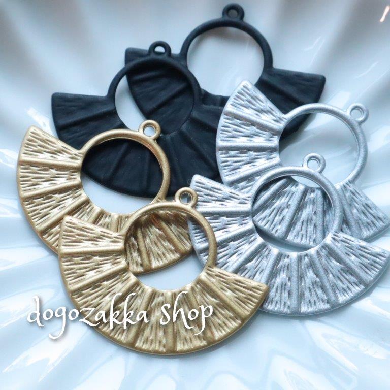 Rakuten - 【道後雑貨店】2個☆扇型合金パーツ　 ハンドメイド アクセサリーパーツ アクリルストーン アクリルビーズ チャーム レア インポート 手芸 材料 副資材 レトロ モード系 　デザインストーン