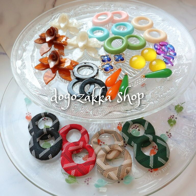 【道後雑貨店】2個 　しずくタイプアクリルチャーム　　 ハンドメイド アクセサリーパーツ アクリルストーン アクリルビーズ チャーム レア インポート 手芸 材料 副資材 レトロ モード系 　デザインストーンの商品画像 2
