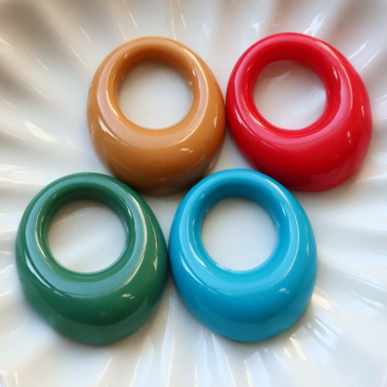Rakuten - 【道後雑貨店】4個 ※ぷっくりしずく型リングパーツ　　ハンドメイド アクセサリーパーツ アクリルストーン アクリルビーズ チャーム レア インポート 手芸 材料 副資材 レトロ モード系 デザインストーン