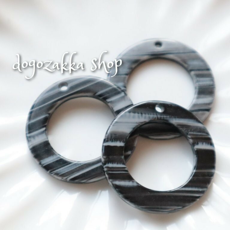 Rakuten - 【道後雑貨店】4個3cmリングパーツ　ブラック　ハンドメイド アクセサリーパーツ アクリルストーン アクリルビーズ チャーム レア インポート 手芸 材料 副資材 レトロ モード系 ハンドメイド材料