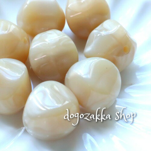 【道後雑貨店5-7】4個★ベージュ×ゴールドマーブルビーズ　ハンドメイド アクセサリーパーツ アクリルス..