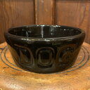 BAUER POTTERY バウアーポッタリー Sサイズ ドッグボウル DOGBOWL ブラック BLACK 犬用食器 フードボウルは毎日使う大切なアイテム 歴史あるアメリカの陶器メーカー 「BAUER POTTERY」は、創設1885年という歴史あるアメリカの陶器メーカー。1962年に一度工場は閉鎖されましたが、1998年にJanek Boniecki氏により、BAUERの伝統を継承した「BAUER 2000」というラインで復刻されました。ひとつひとつ手作りでつくられるBAUER製フードボウルは、きれいな発色とあたたかみのある質感が特徴です。また裏面にまでこだわり、3点焼きと言われる手間のかかる手法で、丁寧に裏面まで釉薬をかけて焼かれています。そのため裏面に小さな爪痕が3カ所（3点焼き）あります。シンプルな作りがBAUERの特徴ですが、こちらのDOG BOWLシリーズは、側面に"DOG"の文字が彫られていてアクセントになっています。小型犬におすすめのSサイズ。BAUERならではのきれいな発色も魅力です。食器は、愛犬が毎日使う大切なアイテム。BAUERのボウルで食事の時間をより楽しくお過ごしください。また、陶器製のフードボウルは雑菌が繁殖しにくく衛生面でもおすすめです。重量もあるので安定しているのも特徴です。サイズ　上部直径約14cm、下部直径約11.5cm、高さ約5.5cm重さ　約372g 創設1885年という歴史あるアメリカの陶器メーカー きれいな発色とあたたかみのある質感が特徴 陶器製のフードボウルは衛生面でもおすすめ 1