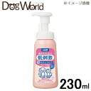 ワンちゃんの顔まわりって、シャンプーしにくい…そんなオーナーの声にお答えしました。低刺激＆泡タイプだから、デリケートで洗いにくい顔まわりも手軽にスッキリ！ペットキレイ低刺激　顔まわりも洗える泡リンスインシャンプー＜子犬用・子猫用＞が新登場。 ■内容量：230ml(本体) ■JAN：4903351001763 ライオン LION ペットキレイ 顔まわり 泡シャンプー 泡リンス 低刺激 泡タイプ　■　 特徴 はじめから泡で出るので、ゴシゴシ泡だてる必要がなく、泡の汚れ引き寄せ効果により、汚れもスッキリ。 液だれしにくいから目や口まわりも洗いやすく、やさしくシャンプーでき、ペットが嫌がりません。 洗浄成分の100％が植物生まれ。子犬から使える肌にやさしい低刺激タイプ 。● 必要なうるおいを補給しながら、汚れ・ニオイをすっきり落とします。● 肌刺 激性試験済み。すべてのペットに刺激が出ないというわけではありません。 植物生まれの皮ふマイルド成分・除菌・消臭成分配合。ふんわ りサラサラな仕上り。 アロエエキス・コラーゲン配合。弱酸性・無着色・アルコール フリー やさしく清潔感のあるベビーせっけんの香り。 　■　 使い方 シャンプー目に被毛のもつれをほぐし、ぬるま湯で全身をよくぬらします。適量の泡を手に取 るか、直接体につけ、全身に伸ばします。(使用量目安) 5kgの短中毛種で全身10〜20プッシュ。 指の腹でやさしくマッサージするように洗います。十分にすすぎ、乾かします。 　■　 内容量 230ml(本体)