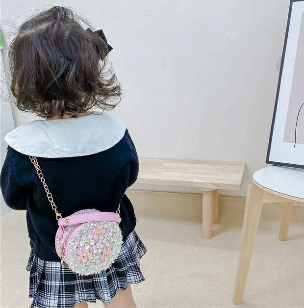 Rakuten - 子供鞄　斜めがけバッグ　パーティーバッグ　ハンドバッグ　オケージョン要鞄　キッズ　ジュニア　女の子ポシェット　ショルダーバッグ　フラワー小銭入れ　鞄　ホワイト　ピンク　ブラック　ブルー　結婚式　ピアノ発表会　お誕生日　おしゃれ用カバン