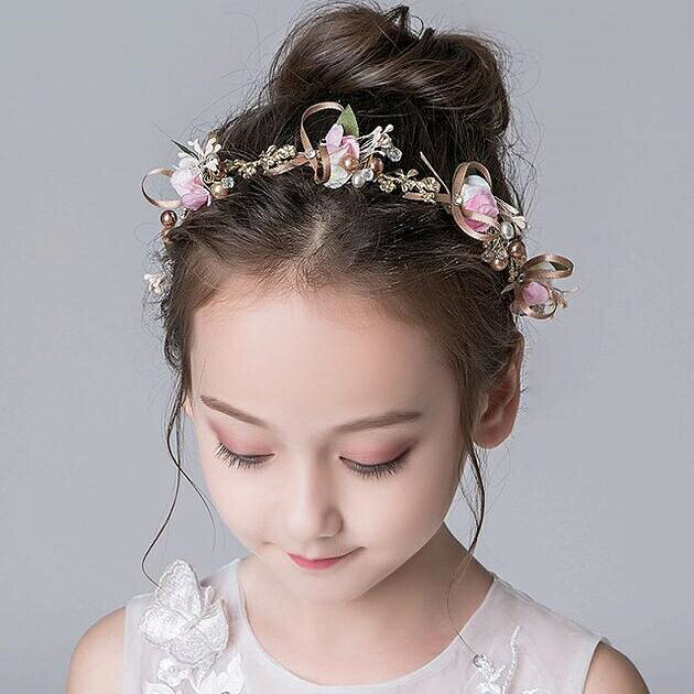 INFORMATION 　【製品について】 【※※ご注意※※】本商品は不良品以外の返品&交換は不可となります。ご確認頂き、ご了承の上、ご購入頂きますよう宜しくお願いいたします。≪--------以下製品についての詳細--------≫ ■【つけ方について】 ◆アクセサリーのワイヤ部分は、お好なように形を調整することができます。シーンに合わせて様々なヘアスタイルにアレンジをお楽しみ下さい。 ◆カチューシャ等の場合は、両端だけではなく、落ちないようにアメリカピン等で数ヶ所留めてください。 ■【製品ついて】 ◆モニター商品写真はできる限り実物の色に近いものを掲載していますが、 お使いのモニター設定、お部屋の照明等により実際の商品と色味が異なる場合がございます。 ◆お使いの端末や閲覧環境により、写真と実物の色味や質感、サイズ感が多少異なって見えることがございます。 ◆海外製は日本製に比べて、デザインの種類が多く、手頃な価格ですが、作りが雑な部分がございます。品質重視や完璧をお求めのお客様はご購入をお控えください。 ◆ひとつひとつ手作業で製作しておりますので、同商品でもサイズの誤差やパーツの配置など、個々に多少の差が生じることがございます。 ◆海外製品につき、同じ商品でも生産時期により、生地や色合い、装飾部分のデザインに多少の差異が生じる場合がございます。 ◆ワイヤーでの微細なキズや糊のはみ出し等が付いている場合があります。商品の欠陥ではございませんので、ご了承ください。 ◆モデルに使用している他の小物やアクセサリー等はセット内容に含まれておりません。 ◆サイズは測り方により、少々の誤差が生じる場合がございます。 【お問い合わせについて】 ≪------以下お問い合わせについての詳細------≫ ◆商品のお問い合わせは、お電話ではなくショップへ問合せフォームからお願いいたします。 ◆ご注文を承った際に当店より必ずメールをいたしますので、必ずメールにてご連絡が取れる状態にして頂いたうえで内容をご確認ください。 ◆お客様自身のメール設定によりメールが届かず連絡が取れない等の理由で発送が遅れたり、特別なご注文にお応えできない場合は当店は一切の責任は負いかねますので予めご了承ください。 ◆商品に関するお問い合わせの際、必ず【商品番号】・【注文済の場合は受注番号】を添えてお問い合わせただきますとスムーズにご対応ができます。 【返品&amp;交換について】 ≪------以下返品＆交換についての詳細------≫ ■【店舗都合による交換or返品＆返金】【対応条件】◆発送ミスや商品に初期不良がある場合は、配達済みから5日以内(土日祝日含め)にメールにて当店にご連絡頂ければ責任をもって商品交換or返金返品＆返金の対応致します。その後のご連絡は対応できません。何卒、ご了承の上、ご購入いただきますようお願いいたします。・返品送料：当店負担・再送料：当店負担 ※詳細は当ショップのトップページの一番下の【ショップ情報】→【会社概要・決済方法・配送方法】→【お支払い】【配送】【返品】にてご確認ください。 ◆なお、セール期間中の割引商品、在庫処分品、文房具及び直接肌にふれる水着、アクセサリー、レオタード、パニエ、靴下は返品&amp;交換不可となります。ご確認の上、ご購入をお願い致します。 ※※※【ご注意ください】※※※ ◆以下の場合は、返品＆返金＆交換の対応はできませんので、何卒、ご了承の上、ご購入頂きますようよろしくお願い致します。 ・配達済みから5日（土日祝日含め）以上経過してからのご連絡（不在や未開封などの理由も含みます。） ・一度ご使用になられた商品。 ・お客様に起因するキズや汚れ ・返品交換のご連絡をいただいた後、7日（土日祝日含め）以内に商品のご返送がない場合 ・商品タグ・ラベルを切り離し、紛失した場合 ・試着サービスは取り扱っていません。サイズ違いを複数ご購入や色違いを複数ご購入等で商品到着・試着後に返送すること ・商品ページに不良品ではないと記載させていただいております商品に該当するもの ・セール期間中の割引商品、在庫処分品、文房具及び直接肌にふれる水着、アクセサリー、パニエ、レオタード、靴下の返品&交換は不可です。 ■ 差出人戻しの再発送について ◆長期不在、宛先不明などによる差出人戻しになった商品の再送料は当店は負担致しません。 ◆各詳細は当ショップのトップページの一番下の【ショップ情報】→【会社概要・決済方法・配送方法】→【お支払い】【配送】【返品】にてご確認ください。 　【取り寄せ商品[9~12日に発送予定(土日祝日を除く)]について】 ≪------以下取り寄せ商品についての詳細------≫ ◆9~12日に発送予定となっている商品は取り寄せ商品となっております。物流の運送状況や運航状況などにより、どうしてもお届けまでお時間を頂く(発送まで9~12日営業日かかります)ことになります。 ※もしお急ぎの場合は、2~4日に発送予定の商品をご注文頂きますようお願いいたします。 ◆取り寄せ商品をご注文頂いた後の商品のキャンセルや、12営業日以内の発送に関するお問い合わせはご遠慮くださいますようお願い致します。 【発送について】 ≪----------以下発送についての詳細----------≫ ◆ご注文いただいてから順次発送しております。お急ぎや必着等の特別対応は基本的に承っておりませんので、ご了承の上、ご購入下さい。◆発送方法：日本郵便 【ゆうパック】配達日時の指定は可（※置き配や特定した場合等特別な手配の対応は不可）【レターパック】配達日時の指定は不可【クリックポスト】配達日時の指定は不可 ◆環境保護のため、リサイクルダンボールで発送する場合がございます。何卒ご理解くださいますようお願い申し上げます。 ◆領収書をご希望の場合は、ご注文時にご依頼ください。同梱させていただきます。商品発送後はPDF添付メールでの対応となります。ご了承ください。 ◆お届けする商品には「お買い上げ明細書」を同梱しております。 贈り物等の理由で同梱を希望されないギフト梱包は承っておりません場合は、その旨を備考欄にご記入頂きますようお願いいたします。 ※尚、ギフト梱包は承っておりません。 ◆置き配や特定した場合等特別な手配の対応はしておりません。商品出荷時にはメールにて追跡番号と日本郵便のURLをご案内させて頂いておりますので、大変恐縮ではございますが、ご自身で郵便局にご指定頂けると幸いです。【送料無料】子供髪飾り 花 リーフ パール 小花モチーフ カチューシャ ウエディング ヘッドドレス フラワーティアラ 女の子用　髪飾り 子供 ピアノ発表会　 ヘアアクセサリー 結婚式 入学式 卒業式　コンクール パーティー　女の子用小物 子供アクセサリー　ビアノ発表会 アクセサリー 女の子ヘアアクセサリー　キッズティアラ カチューシャ 　結婚式 卒業式　 誕生会　コンクール パーティー 　七五三撮影アクセサリー 【本商品について】 【※※ご注意※※】直接肌にふれるアクセサリーは衛生上の観点から不良品以外の返品&交換は不可となります。◆アクリルパールがキラキラ輝くヘアアクセサリー、結婚式、パーティー、ピアノ発表会、成人式　誕生日会　入学式　卒業式　コンクールなどフォーマルの場のヘアアレンジを即上品＆華やかに◆商品番号：JY7780◆素材: 樹脂パール　合金　ワイヤー◆商品内容：髪飾り1個◆サイズ：約28cm×8cm(※サイズは測り方により、2cm〜4cm誤差が生じる場合がございます。)◆アクセサリーのワイヤ部分は、お好なように形を調整することができます。◆柔らかいのメタルワイヤーに存在感のあるパールの組合せがドレス姿にぴったりです。◆華やかなデザインで、ドレス姿に合わせやすく、とても可愛い印象を与えます。◆カチューシャ等の場合は、両端だけではなく、落ちないようにアメリカピン等で数ヶ所留めてください。(※ヘアピン・リボンは付属しておりません)◆本商品はクリックポストにて発送しております。(※クリックポスト配達はご対面配達ではなく、ポスト投函となります。)◆在庫がある場合は、2〜4日（土日祝日を除く）で発送します。9~12日に発送予定となっている商品は取り寄せ商品となっております。(※お取り寄せ商品はお届けまで9~12日営業日お時間を頂くことになります。もしお急ぎの場合は、2~4日に発送予定の商品をご注文頂きますようお願いいたします。)◆商品やご注文等に関するお問い合わせは、お電話での対応はしておりません。ショップへの問合せフォームからご連絡をお願いいたします。(※ご購入を検討されている商品の商品番号、色を全て明記の上、ご連絡ください。)