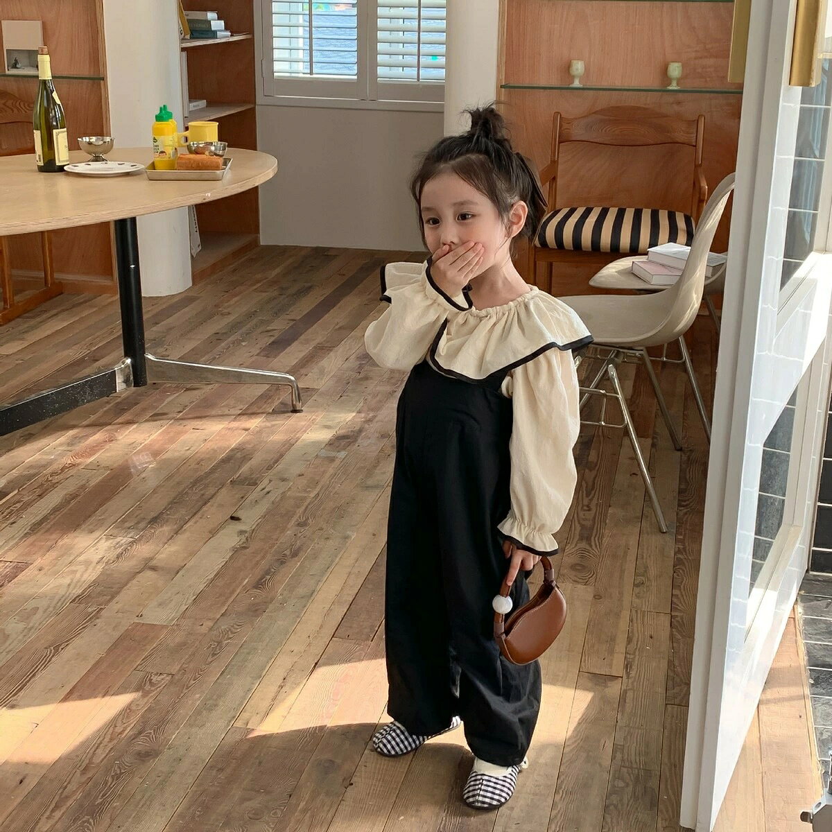 Rakuten - キッズ　ワイドサロペットパンツ+ビックカラーブラウス　セット　韓国子供服　80cm〜130cm　80　90　100　110　120　130　ビックカラー　ビッグカラー　ブラウス　バイカラー　長袖　サロペット　パンツ　ワイド　黒　ブラック　大人っぽい　女の子　秋　春　上下セット