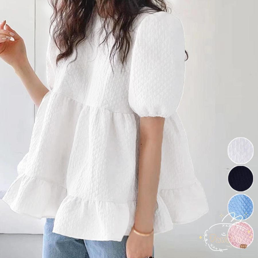 素材：ポリエステル100％カラー：ブラック/ホワイト/ブルー/薄ピンクサイズ：M/L[M]着丈:約62cm 肩幅:約32cm 袖丈:約27cm ゆき:約43cm 身幅:約47cm 胸囲:約94cm[L]着丈:約65cm 肩幅:約33cm 袖丈:約28cm ゆき:約44.5cm 身幅:約48cm 胸囲:約96cm裏地：なし伸縮性：なし透け感：ホワイトのみ若干あり生産国：中国レディース 半袖トップス きれいめ カジュアル 体型カバー 切り替え ギャザー バックリボン カットソー 着やせ 夏服ふんわリとしたボリューム感で品のある女性らしい半袖ティアードトップスフレアに広がるシルエットが大人可愛いバックリボンデザインで後ろ姿も抜かりなしシンプルなデニムやスラックス合わせるだけでも大人なカジュアルコーデが完成