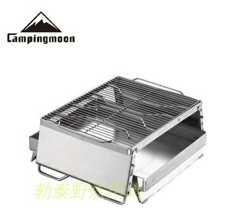 CAMPING MOON　キャンピングムーン2WAY CHARCOAL FIRE STAND　BAG付　テーブルバーベキューコンロ　スタンドBBQコンロ キャンプ　アウトドアー　グランピング　たきび　焚き火　バーベキューコンロ　鉄板グリル　3WAY BBQコンロ　グリルスタンド　クッキングスタンド　ストーブスタンド　ゴトク ★CAMPING MOON製品は国産大手メーカーとほぼ同じ素材や品質で出来ています。こちらはBBQコンロと使用でき網を外せばストーブスタンドとしても使用できる2WAYコンロスタンドになります。★ ★BBQをする際にはトレーと網を使い炭火用ファイヤーグリルになります。こちらの良い所は簡単組み立て＆収納が出来コンパクトながらフレームや網全体がしっかりしているつくりになっています。スタンドの高さが調整出来ます。 またスタンドを低く設定しトレーに炭を置き網を外せばストーブとして上にケトル等を乗せて料理やお湯を沸かせます。それと風防スタンドだけを使いバーナーを下で使用し鍋などを温めることができる優れものです。★ ★製品はしっかり頑丈に出来ているので網やスタンドの上にダッジオーブンや鍋を載せてもひずみ等が無く問題ありません！30キロまで耐えれます。又現在キャンプ場等では直火が駄目な所ではストーブとして使用出来ます。★サイズ★ サイズ（収納時）約幅26cm×縦24cm×厚み2・6cm★★サイズ（完成時）高さ10cm〜18・5cm　横26cm×縦24★★ 重さは約約2.88gです。★★材質　ステンレス★★付属品　　収納バッグ★★輸入品に付きスレ、キズ等がある場合がございます。ご了承ください！★ 2