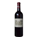 Chateau Lafite Rothschild シャトー・ラフィット・ロートシルト 生産者の概要 “エレガント“なポイヤック。格付け第一級の中で最も上品であり、力強さの中に優雅さを兼ね備えているのが、ラフィットであることは疑う余地のない事実。 生産者のこだわり ラフィットの名前は1000年近く所有をしていたゴンボー・ド・ラフィットに由来しています。ラベルにもなっているシャトーは、1562年に建てられたボルドーでも最も古いシャトーのひとつ。1680年に現在のラフィットの畑が作られました。 1855年のメドック格付けより以前、1797年から既にプルミエ・クリュ・オブ・メドックとして知られていたシャトーでしたが、1868年にジェームス・ロスチャイルドがラフィットを購入したことによって、ラフィット・ロートシルトとなりました。 現在の所有畑は112ha。70％カベルネ・ソーヴィニヨン、25％メルロ、3％カベルネ・フラン、2％プティ・ヴェルドの植樹比率です。但し、ファーストのラフィットは必ず90％近いカベルネ・ソーヴィニヨン比率を持ちます。 平均樹齢は約40年ですが、ラフィットはもっと樹齢の高い区画を所有しています。ラ・グラヴィエール（La Graviere）という区画には樹齢100年以上、一番古いメルロで1886年植樹の樹が存在しています。カベルネ・ソーヴィニヨンでも1922年植樹の区画。1930年代に植樹されたメドックで最も古いプティ・ヴェルドも持っています。 D2という道路の両側に畑を持つラフィットですが、ここは緩い丘傾斜になっており、最も高いシャトー周りは27mにもなります。このあたりはポイヤックで最も標高の高いところでもあります。 ハレ・ド・ブルイユという小川によってポイヤックとサン・テステフが分断されているのですが、ラフィットはサン・テステフ側にもラ・カイラヴァ（La Caillava）という4.5haの区画を持っています。その区画のブドウは1855年のメドック格付け当時から使用されていたため、特別に「ポイヤック（ラフィット）」として記載することが認められています。 またラフィットはセカンド・ワインの名前の由来となっているカリュアド（Carruades）という区画を持っており、実はこの畑はムートンの所有畑の中にある区画なのです。面白いことに、カリュアドの名前にも関わらず、この区画のブドウは全てファーストのラフィットに 使用されます。 所有畑の中でも最良の区画はシャトーの南側で、砂利、粘土、泥灰岩、石灰岩が合わさった厚い層になっている斜面。この砂利質の層は深さ10mにもなり、水捌けの良さが伺えます。 この砂利が深いところまで存在するのが、ラフィットがラフィットたる所以。他のシャトーでは感じられない唯一無二の特徴があります。 実際、ポイヤック市街のやや内陸にあっても素晴らしいワインを作るのはこの土壌によるところが大きいです。「ポイヤック＝力強い」という図式が当てはまらない、エレガントでフェミニンかつ独特のミネラル感を感じることができるワイン。 また樹齢も20年以下のものはセカンドに回され、グラン・ヴァンに入ることはありません。2021年からは全てオーガニックで栽培を行っています。 醸造においては、66もの様々な大きさの素材の異なる容器で発酵を行います（木樽29、ステンレス・タンク20、コンクリート・タンク17）。カベルネ・ソーヴィニヨンはステンレスと木樽、メルロはコンクリートでの発酵です。 ムートンが木樽のみ、ラトゥールがステンレスタンクで発酵を行うのに対して、様々な素材を使用するところも、ラフィットの複雑さに表れています。 熟成は100％新樽で18ヶ月～20ヶ月行います。 セパージュは年にもよりますが、概して80～95％カベルネ・ソーヴィニヨン、5～20％メルと、0～5%カベルネ・フラン＆プティ・ヴェルドとなります。 特殊な年では、2013年と1994年は100％カベルネ・ソーヴィニヨン、1961年では99％カベルネ・ソーヴィニヨン、1％プティ・ヴェルドという時もありました。