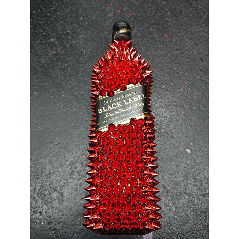 ジョニーウォーカー ブラックラベル 12年 デコレーションボトル レッドメタル 700ml×1本［スコッチ ウィスキー ブレンデッド オリジナル ハードボトル セレブ パーティー ギフト プレゼント トゲトゲ ドリアン トゲウォーカー][送料無料]