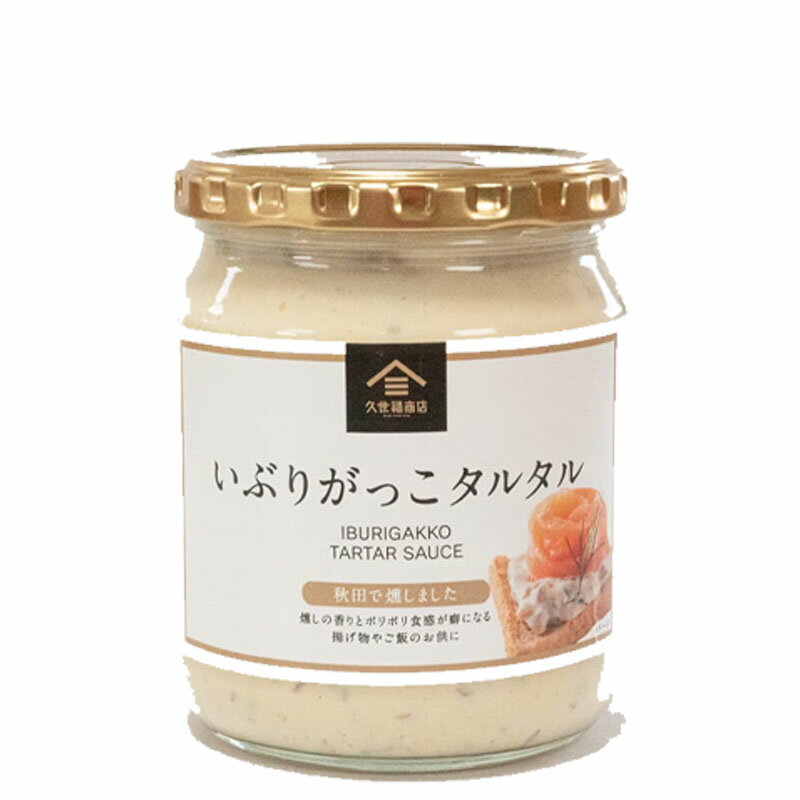 タルタルソースを和風にアレンジ！ 燻しの香りが食欲をそそり、ポリポリ食感が癖になる！ パンのお供はもちろん、野菜のディップやエビフライやカキフライなどの揚げ物にお使いください。 内容量：455g 原材料名：半固体状ドレッシング（国内製造）（食用植物油脂、卵黄、醸造酢、その他）、たくあん漬け、ゆで卵、本みりん、日本酒、砂糖、醸造酢、燻製オイル、和風調味だしパウダー、しょうゆ／増粘多糖類、調味料（アミノ酸）、乳化剤、香辛料抽出物、（一部に小麦・卵・大豆・さば・魚醤（魚介類）を含む） ※メーカー都合などにより急なラベル変更や内容変更する場合がございます。 ご了承の上ご購入ください。