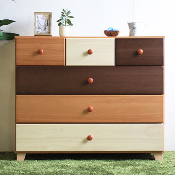 90ローチェスト 3色で構成された、ナチュラルテイストのチェスト。天然木を色分けして塗装した個性的なデザインで、単なる「家具」ではなく、お部屋を彩るオブジェ感覚で置いていただけるアイテムです。【日本製】【完成品】