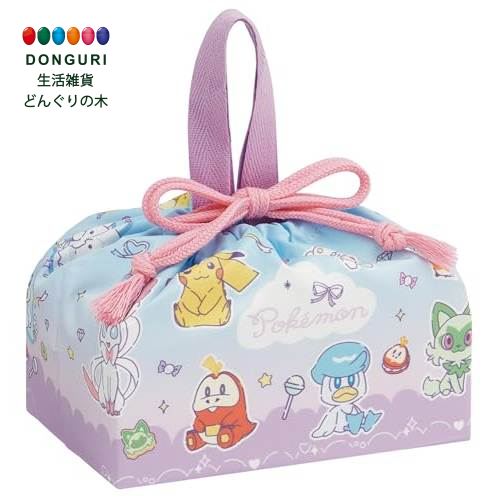 仕様 サイズ:幅29×奥行12×高16.5cm(持ち手部除く) 材質:ポリエステル100％ 原産国:日本 商品詳細 標準的なサイズのランチ巾着。 小物入れや小分け袋としてもお使いいただけます。 しわになりにくいポリエステル素材。 持ち運びに便利な持ち手付き。 ※洗濯機・乾燥機は使用しないでください。 ※ご使用の際はパッケージの説明書きをよくお読みください。 ※掲載画像はあくまでイメージです。 実際の商品とは色・柄等が異なる場合がございます。 何卒ご了承ください。 関連商品 詳細情報 メーカー: スケーター(Skater) 型番: KB7SN-73737 素材: ポリエステル 色: ポケモン サイズ: 幅29×奥行12×高16.5cm（持ち手部除く） その他 機能: 持ち手 梱包サイズ: 16 cm x 11 cm x 1.7 cm 商品重量: 28 g 梱包重量: 30 g お手入れ: 食洗機対応 ブランド名: スケーター(Skater)