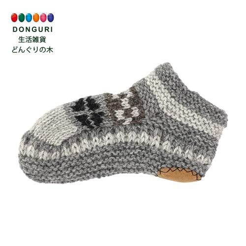 仕様 足元からぬくもりと優しさを感じるひとときを。ネパールより手編みのルームソックスが届きました。内側はフリース生地でさらさら・ふわふわの手触り。かかと部分に水牛革の滑り止めがついています。足をすっぽりと包んで温めてくれる、冬の冷え込む時期にオススメのアイテムです。 【サイズ】約L26cm 【素材】(表地)ウール100％(裏地)ポリエステル100％(パッチ部分)水牛革 【カラー】グレー 【生産国】ネパール 商品詳細 足元からぬくもりと優しさを感じるひとときを。ネパールより手編みのルームソックスが届きました。内側はフリース生地でさらさら・ふわふわの手触り。かかと部分に水牛革の滑り止めがついています。足をすっぽりと包んで温めてくれる、冬の冷え込む時期にオススメのアイテムです。 【サイズ】約L26cm 【素材】(表地)ウール100％(裏地)ポリエステル100％(パッチ部分)水牛革 【カラー】グレー【生産国】ネパール 関連商品 詳細情報 メーカー: トモコーポレーション 型番: 10625-640-118 色: グレー サイズ: M A 梱包サイズ: 28.3 cm x 14.1 cm x 7.6 cm 梱包重量: 190 g ブランド名: トモコーポレーション