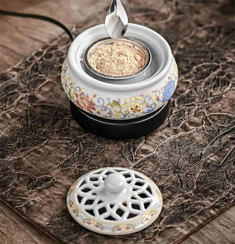 商品詳細 商品 内容 香炉 商品 特徴 香炉 仕様 付属品：無し 素材:セラミックス製 生産国：中国 サイズ サイズ（cm）： 写真の通り ●形、色、質感が、商品ページ上と実物で異なって見える場合がございます。予めご了承くださいませ。 商品について： ※製造中（縫製、染色など）により商品において色味や柄、サイズに若干の誤差や、生地を織る際に糸の継ぎ目や多少のほつれ等が生じる場合がございますが、品質上の問題ではございませんのでご了承の上お買い求めくださいませ。 ※手作り商品でございますから、画像と若干異なる場合も御座います。 ※モデルに使用している小物、アクセサリ等はセット内容に含まれません。 ※発送上の状態によって商品がシワになる場合がございます。予めご了承くださいませ。 発送について： ※即納商品以外で、メーカーから取り寄せを致しますので、7日間前後お時間を頂いております。 ※在庫確認、配送状況、休日を間にする事により、予定より遅くなる可能性がございます。 ※当店ではラッピングのサービスを行っておりません、ご了承くださいませ。 メールについて： ※メール返信とご注文対応は、平日10：00〜18：00頃に対応しております。 ※携帯メールでの登録は迷惑メールによりメールが届かない場合がございます。 返品について： ※返品ご希望の際は商品到着から7日以内に必ず当店までご連絡をお願いいたします。 ※ご連絡がない場合の返品はご遠慮ください。 ※ご連絡を頂けましたらスムーズに対応できますので、ご協力いただけますようお願い申し上げます。