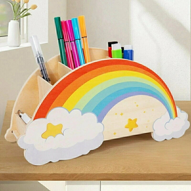 商品情報 【商品名】 ペン立て ペンスタンド 【商品番号】 o17 【商品スペック】 【ユニークなデザイン】このカラフルでガーリーな鉛筆立ては、子供から大人まで使えます。 文房具、机、テーブル、デスクアクセサリーをすっきり整理できます。 デコレーションだけでも、まるで生きているかのようなエレガントさ！ 美容好きにはたまらないアイテムです。 【大容量】このペン立ては耐久性のある木製で作られており、頑丈で耐久性があります。 鉛筆、ペン、万年筆、ハサミ、ボールペン、シャープペンシル、定規、定規、ハサミなど、日常的に使う文具や小物をすっきりと整理できるアイテムです。 【美しい装飾】ユニークな雲のデザインで装飾されたこのペンホルダーは、テーブルやデスクにエレガントなタッチをもたらします。 オフィス、デスク、本棚、ベッドルーム、リビングルーム、書斎などにお使いいただけます。 【特別な贈り物】ペンホルダーのユニークなデザインはインパクト抜群で、恐竜好きな子供や恐竜好きな大人への素晴らしい贈り物です！ お子様の誕生日、入学祝い、新学期のプレゼントに最適です！ 備考 ●サイズ詳細等の測り方はスタッフ間で統一、徹底はしておりますが、実寸は商品によって若干の誤差(1cm〜3cm )がある場合がございますので、予めご了承ください。 ●製造ロットにより、細部形状の違いや、同色でも色味に多少の誤差が生じます。 ●パッケージは改良のため予告なく仕様を変更する場合があります。 ▼商品の色は、撮影時の光や、お客様のモニターの色具合などにより、実際の商品と異なる場合がございます。あらかじめ、ご了承ください。 ▼生地の特性上、やや匂いが強く感じられるものもございます。数日のご使用や陰干しなどで気になる匂いはほとんど感じられなくなります。 ▼同じ商品でも生産時期により形やサイズ、カラーに多少の誤差が生じる場合もございます。 ▼他店舗でも在庫を共有して販売をしている為、受注後欠品となる場合もございます。予め、ご了承お願い申し上げます。 ▼出荷前に全て検品を行っておりますが、万が一商品に不具合があった場合は、お問い合わせフォームまたはメールよりご連絡頂けます様お願い申し上げます。速やかに対応致しますのでご安心ください。