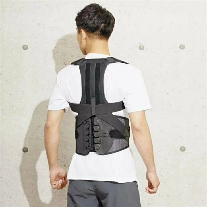 腰や姿勢の悩みに 着用することで、正しい姿勢に補正できます。 腰をしっかり支えて、腰の負担も軽減します。 姿勢が気になる方に 姿勢が気になったり、慢性的に方や腰に違和感がある方に。 軽い力で腰をしっかり固定 滑車のはたらきで、軽い力で引っ張るだけでもギューッとしっかり締まります。 背中と腰をダブルでサポート 背中と腰の一体型なので、上半身全体をしっかりサポートします 猫背や反り腰、巻き肩対策に 肩甲骨をと引き寄せながら腰を支えるので、着用中は自然に姿勢が良くなります。 美姿勢でスッキリ！ 姿勢を正すことで、見た目の変化はもちろん肩や首、腰への負担を軽減できます。 通気性抜群で蒸れない ベルト部分は空気の通るメッシュ素材。 長時間の着用でも、蒸れや熱を逃がして快適。