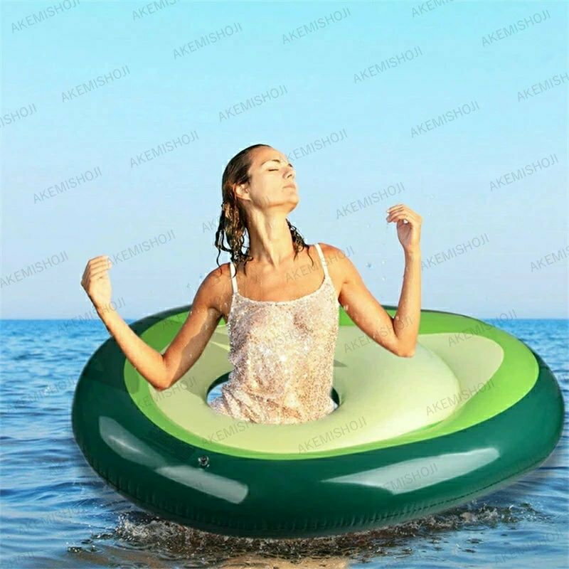 商品詳細 素材 素材:PVC サイズ サイズ：約165cm×135cm×40cm 特徴 【大きいアボカド浮き輪】 サイズ：約165cm×135cm×40cm（空気を入れた後）。SNS映えすると今大人気！海外セレブがSNSに投稿するなどしてただいま人気爆発中！ 【高品質フロート】無毒無害、匂いも無くて優ぐれたPVC素材で作られますので、漏れを防ぎます。安全性を確保して、安心で使えます。浮き力が十分ので、心配なりません。 【大きいボール付き】茶色の大きいボールがあります。大人、子供に面白い水遊びのおもちゃになります。ビーチやプールはもちろん、今、大人気のナイトプールにも最適な浮き輪です。 注意 お買い上げいただいた商品が、品切れになってしまうこともございます。 その場合、お客様には必ず連絡をいたしますが、万が一入荷予定がない場合は、 キャンセルさせていただく場合もございますことをあらかじめご了承ください。