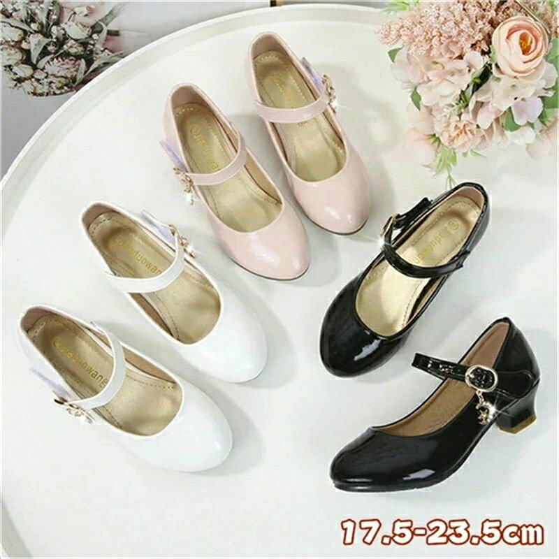 サイズ 26/内径約17.5cm 27/内径約17.7cm 28/内径約18.2cm 29/内径約18.7cm 30/内径約19.2cm 31/内径約19.7cm 32/内径約20.2cm 33/内径約20.7cm 34/内径約21.2cm 35/内径約21.7cm 36/内径約22.2cm 37/内径約22.7cm 38/内径約23.2cm 説明 普段着、通学通園、お出かけはもちろん、 七五三、お誕生日、パーティー、クラス服、入園や入学・卒園や卒業などのイベントにもお使いいただけます。 「入園式」「卒園式」「入学式」などフォーマルシーンから、 食事会・発表会など特別な場所に着ていくのにぴったりな一足♪ ラウンドトゥで足元から優雅な存在感を演出。 ドレスや洋服を、更に引き立てます。 ロング季節に活躍してくれる人気アイテム とっても豪華な子供用パンプスです。 サイズが豊富なので姉妹さんでお揃い、 履きやすく疲れにくいフォーマルシューズです！ 1、サイズ測定には多少の誤差がある場合もございますのでご了承ください。 2、在庫状況により、メーカー欠品により商品をご用意できない場合は、その旨ご連絡をいたします。 3、ご使用のパソコンのモニター設定などで、実際の商品と色味が異なる場合がございます。ご了承ください。輸入商品につき汚れがあったり、細かい仕様が甘い場合もありますが、ご理解頂いた上でご注文ください。 4、モデル着用の商品は、サンプル品の為、実際の商品と仕様が異なる場合がございます。 ご希望使用日がありましたら、当方とご連絡お願い致します。 素材 PU、ラバー、その他 ご注意 ※PC環境・光の具合により、色や素材のイメージが写真と若干異なる場合がございます。 ※モデル・写真に使用されているアクセサリー・小物は別途記載が無い限り付属いたしません。 ※本製品を使用して発生しうる、事故、損害、損傷、破損等、さらに二次的事故損害についても 弊社では一切の責任を負いかねます。 ※新品ですが、輸入品のため稀に汚れや傷等がある場合がございますが、ご了承下さい。 ※外観及び仕様は予告なく変更になる場合もございます。 ※初期不良の場合、新品を交換することまたは返品が可能でございますので、お気軽にお問い合わせくださいませ。 ※モニターの違いにより、商品の実際の色が画像と異なる場合があります。 ※個人の測定方法が異なるため、物理的な誤差が1-3cmある場合があります。 ありがとうございました！ ※該当商品は他店と在庫共有です。タイミングにより、在庫ズレが生じる場合がございます。予めご了承ください。 製造国 中国製（日本の企画により厳格に生産されています。）