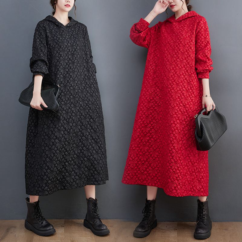 商品詳細 特徴 ゆったりとしたリラックスシルエットで、身体のラインを拾いにくいのもポイントです。柔らかくソフトな風合いのスウェット生地にあたたかな裏起毛で、着心地も抜群なアイテムです。 素材 ポリエステル サイズ 着丈：118cm/バスト：120cm/肩幅：40cm/袖丈：58cm/ 生産国 中国 ご注意点 ◆写真の撮り方や光の当て具合によって若干色合いが異なることがございますのでご了承くださいませ。 ◆この商品は素材の性質上、摩擦(特に湿った状態での摩擦)や汗、雨などにより、他の物に色移りすることがありますのでご注意ください。