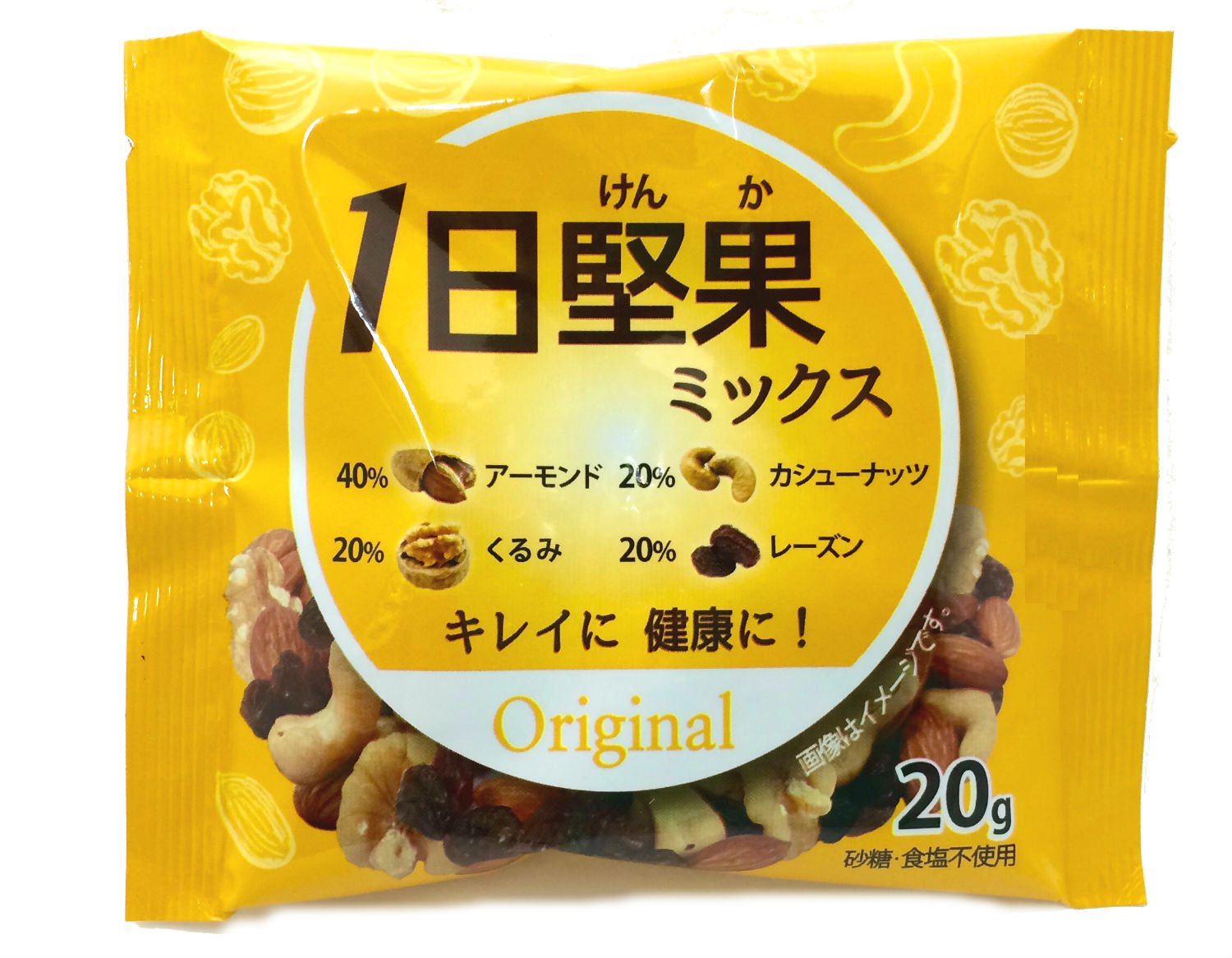 商品情報 商品の説明 商品紹介 本品は砂糖を使用せず、カロリーを最小限に抑え、ミックスの美味しさを手軽に味わいながら、一袋で美容や健康にいい成分をしっかり摂取できます。 タンパク質や食物繊維、ビタミンB2やビタミンE、ミネラル(鉄・銅・亜鉛・マグネシウム)など日々補いたい栄養素を摂取できます。 なかなか普段の食事で摂ることができない、α-リノレン酸(オメガ3脂肪酸)、オレイン様、リノール酸など健康に良いとされる良質な脂肪酸を摂取できます。 食べきりタイプの小袋タイプなので、携帯できる、食べ過ぎ防止になる、いつも開けたての新鮮な美味しさを楽しめます。 忙しいときの食事代わりに、小腹がすいた時のおやつに、ダイエット時の栄養サポートに! ドライフルーツとナッツのミックスなのでワインとの相性もバッチリ!健康的なおつまみとしてもオススメ! 原材料・成分 アーモンド（アメリカ産）、カシューナッツ、くるみ、レーズン（レーズン、植物油脂） 主な仕様 原材料:アーモンド(アメリカ産)、カシューナッツ、くるみ、レーズン(レーズン、植物油脂)商品サイズ(高さx奥行x幅):90.0mmx107.0mmx198.0mm # 【送料無料】スリージーケア 3Gケア 1日堅果ミックスオリジナル 20gx15個 普段の食事から摂りたい栄養素が足りているか、不安に思うことはありませんか。忙しい現代人は、バランスの良い食事を確保するのが難しく、特に必要な栄養を意識することが重要です。そんな悩みをお持ちの方におすすめなのが、スリージーケアの1日堅果ミックスです。この商品は、手軽に美容と健康をサポートするために、厳選されたナッツやドライフルーツがバランスよくミックスされています。砂糖を一切使用せず、カロリーを抑えつつも、栄養価の高い成分を効率よく摂取できるため、日常的な健康維持に役立ちます。小袋タイプで携帯にも便利なので、忙しい日常に取り入れやすいのも嬉しいポイントです。おやつや軽食代わりに、手軽にバランスの良い栄養を補給して、心身共にリフレッシュしましょう。 ## スリージーケア1日堅果ミックスの特徴 スリージーケアの1日堅果ミックスは、アーモンド、カシューナッツ、くるみ、レーズンをバランス良く組み合わせています。これらの素材は、高タンパク質で食物繊維が豊富なため、満腹感を得やすく、ダイエットやスナック代わりに最適です。また、これらはそれぞれ異なる栄養素を含んでおり、健康をサポートするさまざまなビタミンやミネラルが補充できます。たとえば、ビタミンEやビタミンB2は、美容に欠かせない成分として知られています。 さらに、生成された脂肪酸であるα-リノレン酸やオレイン酸、リノール酸が含まれているため、良質な脂肪を摂取することが可能です。健康への意識が高い方にも安心してご利用いただける製品と言えるでしょう。食べ方としては、小腹が空いた時やおやつとして召し上がるのにぴったりですが、お酒との相性も良いため、ヘルシーなおつまみとしても楽しめます。特に、ワインやビールと一緒に食べてみてはいかがでしょうか。また、食べきりサイズの小袋で、いつでも新鮮な状態で楽しむことができるのもポイントです。 ## 健康・美容への効果とその理由 本製品は、単なるおやつではなく、健康や美容をサポートするための豊かな栄養素が含まれています。特に、食物繊維は腸内環境を整え、消化を助ける効果があります。近年の研究により、腸内環境の健康が心身の健康に直結していることが分かっていますので、毎日の栄養補給としても非常に役立ちます。また、ナッツ類にはオメガ3脂肪酸が含まれており、これが心血管の健康を保つ助けになります。 さらに、ミネラルが豊富に含まれているため、日々の疲労回復にも。特に、鉄分やマグネシウムは体内のエネルギー代謝を助ける役割を果たします。特に日々の活動や運動のパフォーマンスを向上させたい方にとって、必携のアイテムです。 また、スリージーケアの1日堅果ミックスには、糖分が含まれていないため、健康を意識する方にも安心してお召し上がりいただけます。筋肉を必要とするアスリートやダイエット中の方でも、安心して栄養を補給できます。このように、健康維持や美容のための栄養が効率的に摂取できるのが、本製品の大きな魅力です。 ## ご使用方法と注意点 スリージーケアの1日堅果ミックスは、非常に使い勝手の良い商品です。食べきりタイプのパッケージが便利で、日常生活のさまざまなシーンで役立ちます。例えば、朝食の一部としてヨーグルトにトッピングするのや、ランチのサイドメニューとしてお持ちいただくのもおすすめです。軽食やおやつとしてそのまま食べるのも良いでしょう。 しかし、ナッツ類は高カロリーですので、食べ過ぎには注意が必要です。特に、ダイエット中の方は一日の摂取量を考慮し、自制心を持って楽しむことが大切です。また、アレルギーをお持ちの方は、原材料をよくご確認の上でお召し上がりください。アーモンドやカシューナッツはアレルゲンとなることがあるため、特に気をつけましょう。この製品を日々の生活に取り入れ、健康的なライフスタイルをサポートしていきましょう。 ## まとめ - スリージーケアの1日堅果ミックスは、栄養が豊富でヘルシーなおやつです。 - 高タンパク質で食物繊維が多く、健康維持に役立ちます。 - 小袋タイプで、携帯に便利、毎日新しい美味しさを楽しめます。 - おやつや軽食、さらにはおつまみにも最適です。 - 健康や美容をサポートする様々な栄養素が摂取できます。 - 使用時は食べ過ぎに注意し、アレルギーに気を付けて楽しんでください。