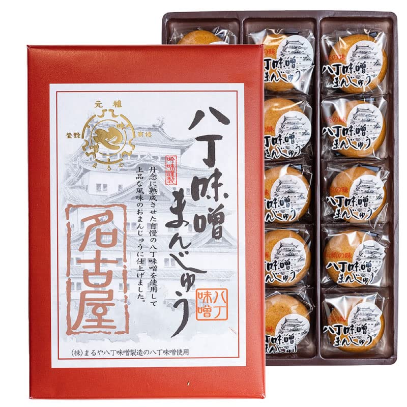 商品情報 商品の説明 主な仕様 長登屋の企画商品です甘さと味噌のしょっぱさがよく合う、愛知県ならではのお饅頭です。お饅頭のサイズは小さめ、一口サイズのおまんじゅうです。愛知県のお土産として、長年愛されてきた商品です。丹念に熟成された愛知自慢の八丁味噌を使用し、上品な風味のお饅頭に仕上げました。 # 【送料無料】名古屋限定まるや八丁味噌まんじゅう(15個入)長登屋 ナガトヤ 名古屋土産 名古屋の美味しいお土産として評判の「まるや八丁味噌まんじゅう」は、特に旅行好きや食べることが好きな人にとってとても魅力的です。愛知県ならではの八丁味噌を使ったこのお饅頭は、甘さとほんのりとしたしょっぱさが絶妙に組み合わさっています。お土産選びに悩む方へ、思わず手に取りたくなる一品です。料理に使われるイメージの強い八丁味噌が、お饅頭の中に入るなんて、驚きでもあります。実際に食べてみると、上品な甘さと味噌の深い味わいが口の中で広がり、何個でも食べ進めたくなります。手土産としても喜ばれ、家族や友人とのお茶うけにもぴったり。ぜひ一度、その風味を体験してみてください。 ## 名古屋の伝統的な味、八丁味噌の魅力 八丁味噌は、愛知県名古屋市で育まれた伝統的な味噌で、独特の風味と香りが特長です。通常の味噌と異なり、熟成期間が長く、濃厚な味わいを持っています。この八丁味噌を使用することで、まんじゅうに深いコクが加わり、甘さとしょっぱさの絶妙なバランスを実現しています。ひと口食べれば、すぐにその特別な風味が感じられるでしょう。 また、八丁味噌には健康面での利点もあります。発酵食品として、腸内環境の改善や免疫力の向上に寄与する成分が豊富に含まれています。そのため、ただ美味しいだけでなく、体にも良いお饅頭として多くの人に愛されています。名古屋を訪れる際は、ぜひこの八丁味噌のお饅頭を試してみる価値があります。 さらに、八丁味噌は素材の良さを引き立てるため、さまざまな料理にも使用されることが多いです。だから、名古屋の食文化を感じるには、まるや八丁味噌まんじゅうはうってつけの一品です。このお饅頭を通じて、名古屋の伝統や文化を知ることができるのも、大きな魅力でしょう。 ## 軽やかさと甘さの調和、一口サイズのお饅頭 まるや八丁味噌まんじゅうの最大の特徴は、一口サイズであることです。小さなサイズは、手軽に楽しめるため、子供から大人まで幅広い年齢層に人気です。特に家族や友人とシェアする際にはぴったりで、何個でも食べられる軽やかさがあります。 お饅頭の皮は、コシがありながらもふんわりとした食感が楽しめます。上品な甘さが口の中に広がり、噛むたびにじんわりと味噌の風味が感じられます。一般的なお饅頭とは一線を画す存在感があり、和スイーツ愛好者の心をつかんで離さないのです。 また、このお饅頭は冷凍保存も可能なので、一度にたくさんの個数を購入した後も、好きなときに解凍して楽しむことができます。例えば、お友達が遊びに来たときに急にデザートを用意したくなったときにも重宝します。さまざまなシーンで活用できるのも、名古屋限定の特徴です。 そのまま食べるのはもちろん、温めてあんこの甘さを引き立てるのもおすすめ。自宅で楽しむだけでなく、贈り物や手土産としても喜ばれることでしょう。 ## 名古屋土産として選ばれる理由とその魅力 名古屋は、美味しい料理やお土産がたくさんありますが、その中でもまるや八丁味噌まんじゅうは特に人気です。その理由の一つは、名古屋ならではの素材が使用されている点です。他の地域では味わえない八丁味噌を贅沢に使っているため、唯一無二の味わいを楽しむことができます。 さらに、このお饅頭は見た目にも美しく、パッケージデザインも充実しています。贈り物にする際にも、しっかりとしたクオリティがあります。小さなお箱に入っていて、開けた瞬間に笑顔が広がるような魅力があります。味だけでなく、見た目やコストパフォーマンスの面からも非常に優れた選択肢です。 また、愛知県は観光地も多く、旅行のお土産としてはもちろん、ビジネスシーンでも喜ばれる一品です。観光客だけでなく、地元の人々からも愛され続けている理由がここにあります。 ## 購入の際の注意点とおすすめの取り扱い方法 まるや八丁味噌まんじゅうを購入する際は、いくつかの注意点があります。まず、直射日光や高温多湿を避けて保管することが重要です。未開封の場合は、常温で保存できますが、開封後は早めに食べることをおすすめします。冷凍保存が可能ですが、冷凍庫から出した際には自然解凍することで、食感が損なわれることを防げます。 また、パッケージには賞味期限が記載されていますので、購入後は期限内に楽しむことが大切です。他にも、アレルギーに関する情報も確認しておくと、安心して楽しむことができるでしょう。 最後に、このお饅頭は他のスイーツとの組み合わせも楽しめます。他のお土産と一緒に盛り込んでギフトとして贈る、あるいはお茶うけとしてはすごく良いコンビネーションになります。 ## まとめ - 名古屋の八丁味噌を使用した独特の味わい - 一口サイズで食べやすい、軽やかなお饅頭 - 贈り物や手土産に最適な美しいパッケージ - 賞味期限や保存方法に注意が必要 この名古屋限定のまるや八丁味噌まんじゅうを、一度試してみてはいかがでしょうか。味わい深く、食べてみたらやみつきになること間違いなしです。