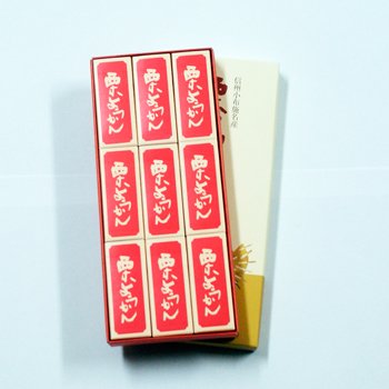 商品情報 商品の説明 信州長野小布施のお土産 竹風堂小形栗羊羹9本入り 小布施栗菓子を代表するおいしさが味わえるうれしさ。食べやすく、取り分けをしないで、どこでもすぐに召し上がれる手軽さが受けています。 内容量 9本入り 賞味期限 製造日より1年 保存方法 高温多湿を避けて常温で保存 原材料 栗、砂糖、寒天 主な仕様 竹風堂小形栗羊羹9本入【信州長野小布施のお土産】【土産】【おみやげ】【長野県】【栗菓子セット】【和菓子】【かのこ】【鹿子】【長野土産】【長野お土産】【通販】 # 【送料無料】竹風堂 栗ようかん小形 9本入 栗羊羹1個 40g（9本） 栗のおいしさと和の風情を一口で楽しめる「竹風堂 栗ようかん小形」。栗が大好きな皆さん、羊羹の魅力を見直したことはありませんか？お茶うけや手土産としても人気のある栗羊羹は、味わい深い甘さとさっぱりとした後味が特長です。「食べたいけれど、特別な日にしか手が出ない」という方も多いのではないでしょうか。この商品は、手軽に楽しめる小形タイプで、持ち運びも便利。ちょっとした贅沢感を日常に、栗をたっぷり使ったこの羊羹でお届けします。剥く手間も無く、いつでもどこでも気軽に味わえるのが魅力です。さあ、ぜひお試しください。あなたの心を癒してくれる一品になるはずです。 ## 1. 栗羊羹の特長と魅力 「竹風堂 栗ようかん小形」は、栗本来の味わいを活かした上品な和菓子です。信州長野の小布施からお届けするこの商品は、ふんだんに使用された栗によって豊かな風味を引き立てています。そのため、羊羹の味はもちろん、香りも非常に良く、食べた瞬間に栗の旨みが口いっぱいに広がります。また、9本入りのセットは、ちょっとした贈り物やお茶うけに最適です。 羊羹は和菓子の中でも比較的しっかりした食感を持つため、長時間の保存が可能なのも嬉しいポイントです。製造日から1年間の賞味期限があり、季節を問わずいつでも楽しむことができます。手軽に食べられる小サイズの羊羹は、外出先や旅行中のおやつとしても重宝します。さらに、個包装になっているため、取り分ける必要もなく、手を汚さずにそのまま食べられるのも嬉しいでしょう。 最近では、健康に気を使う人が増えており、自然素材を使ったスイーツも人気です。竹風堂の栗羊羹は厳選された栗、砂糖、寒天のみを使用しており、添加物が少ないため体にも優しいです。忙しい日常の中で、ほっと一息つく一品として最適です。甘さ控えめの栗羊羹は、老若男女問わず多くの方に愛されています。 ## 2. 購入のメリット この「竹風堂 栗ようかん小形」を選ぶ理由には、購入するメリットがたくさんあります。まず、最初のポイントとして挙げられるのは「送料無料」であることです。購入者の負担が少ないため、気軽に試すことができます。ぜひこれを機に、栗羊羹を初めて味わう方にも挑戦していただきたいです。 また、ギフトとしても最適です。特別な日の贈り物や、お世話になった方への手土産にぴったりです。特に、和の文化が根付く日本において、羊羹は喜ばれるアイテムのひとつです。「お洒落すぎず、でも品がある」そんな印象を与えるこの栗羊羹は、あらゆるシーンで使えます。 お友達との集まりや家族の団らんの際、取り分けやすい小サイズの羊羹は大変便利です。また、日常の中でも自分へのご褒美として味わうのも良いでしょう。ホッと一息つきたいとき、岐阜や長野のゆったりした景色を思い浮かべながら、ゆっくりとお楽しみいただけます。その日の気分を変えるための素晴らしいアイテムとして、多くの方に支持されています。 ## 3. おいしい食べ方と保存方法 栗羊羹の楽しみ方は実に多彩です。そのまま食べるのはもちろんですが、意外にも温めても美味しくいただけます。電子レンジで少し温めると、栗の香りがより引き立ち、滑らかな口当たりが楽しめます。特製の抹茶やほうじ茶とともに、ぜひ一緒に味わってみてください。どちらの飲み物とも相性抜群です。 保存方法に関しては、高温多湿を避けて常温で保存するのが基本です。冷蔵庫に入れると、羊羹が硬くなり、風味が変わってしまうことがありますので、注意が必要です。そのため、開封後は早めに召し上がっていただくことをお勧めします。特に、一度に食べられない場合でも、個別包装になっているため、手軽に取り出しやすく、整理しやすいです。お友達や家族とシェアする際にも、食べる分だけを開けられるのが魅力の一つとなっています。 また、栗羊羹をスイーツプレートの一品として楽しむことも可能です。フルーツや生クリームと一緒に盛り付けると、華やかな見た目になりますし、味のバリエーションも楽しめます。特に、お子様が喜ぶことでしょう。各種のアレンジができるため、場面に応じて色々試してみるのも楽しいですね。 ## 4. お客様の声 「竹風堂 栗ようかん小形」に関するお客様の声は非常に好評です。「栗の風味がしっかりしている」「食感がなめらかで、お茶うけに最高」との感想がよく寄せられます。また、個包装で手軽に食べられる点も、高評価の理由です。「持ち運びが楽で、どこにでも持って行ける」という声も聞かれます。 また、ギフトとして贈った方からも、「上品で喜ばれた」といったお返事が多いのも特徴です。特に、「手土産にしたところ、みんなに好評だった」という口コミも多く、贈る側も贈られる側も満足できる商品です。 このように、「竹風堂 栗ようかん小形」は多くの方に愛されている和菓子です。ぜひ、一度その美味しさを体験してみてはいかがでしょうか。 ## まとめ - 竹風堂の栗羊羹は、栗の風味が豊かで、高品質な素材を使用。 - 個包装で持ち運びやすく、外出先でも楽しめる。 - お茶うけや手土産としても喜ばれる。 - 賞味期限が長く、保存しやすいため、気軽に楽しめる。 - ギフトに最適で、喜ばれる品として推奨。 この「竹風堂 栗ようかん小形」をぜひ体験してみてください。美味しさと手軽さがあなたの日常を豊かにしてくれることでしょう。