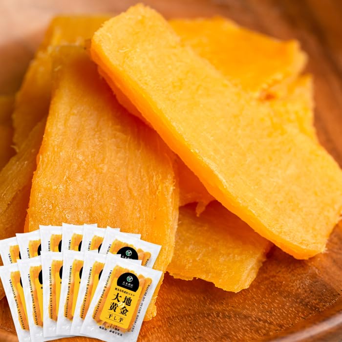 商品情報 商品の説明 商品の説明 ■エネルギー：277kcal/100g ■水分：28.9g/100g ■たんぱく質：1.9g/100g ■脂質：0.3/100g ■炭水化物：66.8/100g -糖質：60.8/100g -食物繊維：6.0/100g ■灰分：2.1/100g ■ナトリウム：61/100g ■食塩相当量：0.2/100g 原材料・成分 鹿児島県産さつまいも(紅はるか) 主な仕様 さつまいも日本一の産地の鹿児島県産の紅さつま(さつまいも)を使った無添加、砂糖不使用の干し芋です。内容量：100gx12br原材料：鹿児島県産紅はるか賞味期限：製造から半年保存方法：直射日光・高温多湿の場所を避け保存し、開封後は、お早めにお召し上がり下さい。 # 【送料無料】国産 鹿児島県産 紅はるか使用 大地の黄金ほしいも (100gx12) 無添加・砂糖不使用 おやつを選ぶとき、私たちは健康を気にします。そして、毎日の食事で栄養をしっかり摂ることが重要です。しかし、忙しい日々の中で健康的で美味しいスナックを見つけるのは難しいものです。そんな悩みを抱えている方に、ぜひご紹介したいのが「国産 鹿児島県産 紅はるか使用 大地の黄金ほしいも」です。このほしいもは、無添加で砂糖不使用。安心・安全に楽しめるおやつとして、多くの人々に支持されています。そして、風味豊かな鹿児島県産の紅はるかを使用しているため、自然の甘さを感じながらほっこりとした気持ちにさせてくれます。このほしいもを取り入れることで、忙しい日々の中でも健康的なおやつを楽しむことができます。毎日の食生活に、ぜひこの美味しさを取り入れてみてはいかがでしょうか。 ## 鹿児島県産紅はるかの特徴と魅力 「大地の黄金ほしいも」に使用されている紅はるかは、鹿児島県の自然環境で育った特別なさつまいもです。この品種は、甘さとホクホク感が特徴で、食べるたびにその美味しさを実感できます。紅はるかは、特にその甘さと香りが抜群で、自然の恵みをふんだんに感じられます。それだけでなく、育成過程でのこだわりも人気の理由です。 生産者は、無農薬栽培や有機農法に取り組んでおり、安心して食べられるような方法で育てられています。これにより、外部の刺激から守られた甘さと栄養を持つ紅はるかが収穫されます。また、さつまいもは栄養価が高く、特に食物繊維が豊富です。ダイエット中の方や健康を意識する方にもぴったりです。 この製品の魅力は、無添加・砂糖不使用である点です。余計な添加物や甘味料を使わず、素材そのものの味わいを大切にしています。だからこそ、子どもから大人まで幅広い世代で楽しむことができ、安心感を持っておやつとして取り入れることができます。お菓子を購入する際に、健康に対する意識が高まる現在、このような選択肢は非常に重要です。 このほしいも一つで、鹿児島の豊かな自然や生産者の思いを感じることができるため、その美味しさだけでなく、ストーリーを楽しむこともできるのです。 ## 大地の黄金ほしいもの栄養成分 「国産 鹿児島県産 紅はるか使用 大地の黄金ほしいも」には、100gあたりの栄養成分が含まれています。エネルギーは277kcal、水分は28.9g、たんぱく質は1.9g、脂質は0.3g、炭水化物は66.8g、糖質は60.8g、食物繊維は6.0g、灰分は2.1g、ナトリウムは61mgとなっています。これらの栄養成分は、日常の健康維持に役立つと言えるでしょう。 特に、食物繊維は腸内環境を整えるのに役立ちます。便秘に悩んでいる方や、健康的な食生活を送りたい方にとって、嬉しいポイントです。また、糖質が豊富に含まれているため、体を動かすエネルギー源としても最適です。運動をする前や後に食べることで、効率よくエネルギー補給が可能になります。 さらに、無添加であるため、アレルギーを持つ方や、食事制限がある方でも安心して取り入れることができます。このような健康に配慮したおやつとして、特にダイエット中の方や健康志向の方に人気を集めています。自然な甘さが心地よく、味わい深さが他のお菓子とは違った特別感を与えてくれます。 このほしいもは、おやつとしてはもちろん、朝食の一部や、ちょっとしたおつまみとしても楽しむことができる多目的な食材です。料理に使ったり、スムージーのトッピングとしても重宝します。 ## おすすめの食べ方と保存方法 「大地の黄金ほしいも」をより楽しむために、いくつかの食べ方をおすすめいたします。まず、シンプルにそのまま召し上がるのが一番のおすすめです。甘さと風味をダイレクトに感じられ、何も加えずにその美味しさを楽しめます。 また、軽く温めて食べると、さらに甘さが引き立ち、異なる食感を楽しむことができます。電子レンジで数十秒加熱するだけで、ホクホクとした触感に変わります。これにより、デザート感覚で美味しく楽しむことができます。 さらに、サラダやヨーグルトにトッピングするのもいいでしょう。サラダに加えることで、栄養価がアップし、彩りも豊かになります。ヨーグルトに入り混ぜることで、自然な甘さが引き立ち、デザートとして楽しむことができます。 保存方法に関しては、直射日光や高温多湿を避け、冷暗所に保存することが望ましいです。開封後は、出来るだけ早めにお召し上がりいただくことで、風味を保つことができます。尚、賞味期限は製造から半年ですので、その点にもご留意ください。 健康志向の方には、食物繊維豊富なおやつとしても喜ばれ、家族みんなで安心して楽しむことができるでしょう。自然食品として唯一無二の存在感を持つこのほしいもを、ぜひ日常の食卓に加えてみてください。 ## 購入の決め手 この「国産 鹿児島県産 紅はるか使用 大地の黄金ほしいも」は、多くの人々に選ばれる理由が数多くあります。まず、無添加・砂糖不使用であることは、健康を気にする方々にとって大きな魅力です。添加物が気になる方でも安心して食べることができるため、特に子どもや高齢者でも楽しめます。 次に、鹿児島県産の紅はるかを使用しているため、品質が保証されています。他の地域で育てられたさつまいもとは違い、自然の風味や甘さが凝縮されています。そのため、一口目から感じる甘さが素晴らしく、リピーターになること間違いなしです。 さらに、個包装の100gタイプだからこそ、持ち運びにも便利です。仕事や学校、アウトドアなど、あらゆるシーンで気軽に楽しむことができます。特に忙しい日常の中で、いつでもどこでも栄養補給ができるのは嬉しいポイントです。 最後に、送料無料で手に入ることもありがたい条件です。手軽にネットで購入でき、自宅に届けてもらえるのは、現代社会において非常に便利です。ぜひお試しいただいて、その美味しさと健康効果を体験してみてください。このほしいもは、きっとあなたの生活に新しい風をもたらすことでしょう。 ## まとめ - 「大地の黄金ほしいも」は無添加・砂糖不使用で安心して楽しめる。 - 鹿児島県産の紅はるかを使っているため自然な甘さ。 - 栄養成分が豊富で、特に食物繊維が腸内環境を整える。 - 様々な食べ方で楽しめるため、料理やデザートとしても重宝する。 - 購入が手軽で、送料無料での提供が嬉しいポイント。