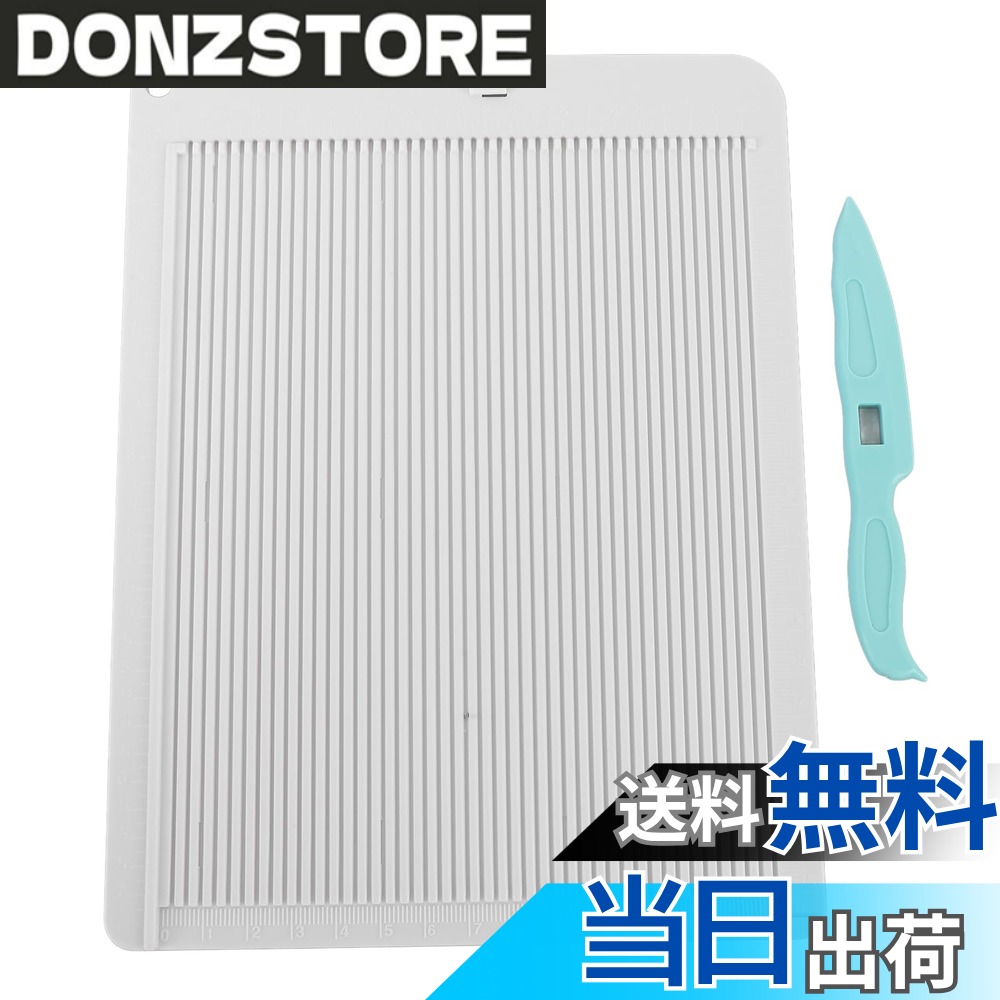 商品情報商品の説明仕様: アイテムタイプ: スコアボード 材質: プラスチック サイズ: 約。 21.8 x 16.5cm / 8.6 x 6.5インチ 使用方法: 1.ガイドを参照してカード サイズを選択します。 2.用紙サイズに合わせて用紙をトリミングします。 3.用紙の左側を対応する目盛線に合わせます。 4.スコアを付けてボーンフォルダーで折ります。 5.紙を時計回りに90度回転させ、スコアマークを目盛り線に合わせてスコアを付けます。 6.用紙のすべての面に対して手順 5 を繰り返します。 7.隙間をハサミで切り取ります。 8.穴パンチで角を丸くします。 9.折り曲げて接着します。 パッケージリスト: スコアリングボード x 1 フォルダーツール x 1 注: 手動測定、 0 - 0.5cm の誤差があります。主な仕様 コンパクトで便利：この多目的スコアボードは、コンパクトなサイズとポータブル構造を備えており、便利なスコアリングと省スペースを促進し、いつでも使用できます。プラスチック構造: このエンベロープスコアボードはプラスチック素材で作られており、軽量で持ち運び可能で、頑丈な構造なので、屋内および屋外の工作活動に実用的なツールになります。多用途：カードに罫線を引くだけでなく、封筒のクラフトにも適しています。カードにラインを刺繍することができ、作品に立体感と楽しさをプラスします。シンプルで実用的: スコアボードを使用するのが、封筒を作成する最も簡単な方法です。説明書があれば、封筒、ペーパークラフト、プレゼントボックスなどを簡単に作ることができます。包括的なセット: スコアボードとフォルダーツールを提供し、裏面に詳細な説明書が付いているので、封筒、プレゼントボックス、その他の必要なアイテムを簡単に作成できます。