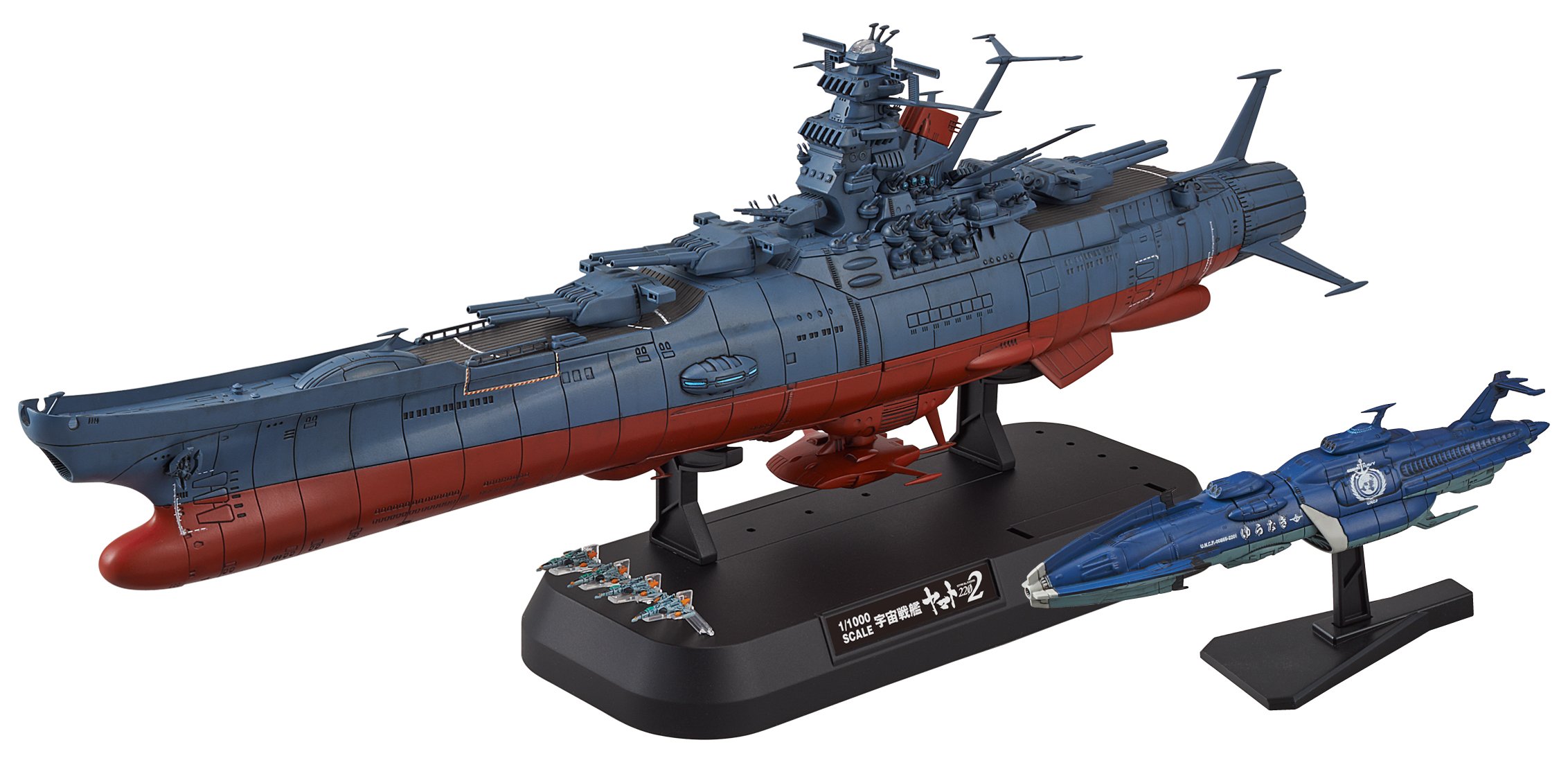 商品情報 商品の説明 商品紹介 宇宙戦艦ヤマト2202版が登場。 新規パーツで第四艦橋、安定翼を再現。 同梱のLEDユニットにて波動砲、艦橋が劇中さながらに発光。 「メカコレクション ゆうなぎ」が付属。 ・第四艦橋の展開は選択式で再現。 ・安定翼の展開/収納を選択式で再現。 設定通りの精密なディテール、モールドを1/1000スケールで再現。 付属のLEDユニットにより波動砲と艦橋部の発光を再現可能。2199版ではグリーンだった艦橋は2022版に合わせ「LEDユニット (青)」を付属。 商品内容 成型品x16 ホイルシールドx1 水転写式デカールx1 ゆうなぎ用マーキングシールx1 LEDユニット (青)x2 付属品 ディスプレイベースx1 コスモタイガー2 (単座)x2 コスモタイガー (三座)x2 メカコレクション ゆうなぎx1 ※この商品は、組み立て、塗装が必要なプラモデルです。 ※組み立て、塗装には別途、接着剤や工具、塗料等が必要です。 ※「プラモデル」は日本プラモデル工業協同組合所有の登録商標です。 安全警告 該当なし 主な仕様 (C)西崎義展/宇宙戦艦ヤマト2202製作委員会対象年齢 :15才以上電池種別 :ボタン電池LR41は別売りのため別途ご購入くださいディスプレイベース付属brb電池種別 :/b電池は別売りのため別途ご購入ください。 # 【送料無料】宇宙戦艦ヤマト2202 1/1000スケール 色分け済みプラモデル 色：青、サイズ：4x6x10cm 宇宙戦艦ヤマト2202のプラモデルは、多くのファンにとって特別な存在です。特に、ディテールや形状にこだわるコレクターにとって、リアルな模型は必須です。しかし、完成度が高いモデルを見つけるのは難しく、満足できないことも多いものです。そんな悩みを抱えている方に、今回ご紹介するのが「宇宙戦艦ヤマト2202 1/1000スケール プラモデル」です。 このプラモデルは、劇中に忠実に再現された設計が魅力です。第四艦橋や安定翼などの新規パーツが組み込まれており、単なる模型としてだけでなく、ディスプレイとしても楽しめます。モデルにはLEDユニットも付属しており、波動砲や艦橋が劇中さながらに光ります。これにより、夜の展示でも一層魅力が際立ちます。 宇宙戦艦ヤマト2202のファンであれば、ぜひ手に入れていただきたい一品です。組み立てる楽しさはもちろん、完成後にどんな展示ができるか想像するだけでもワクワクしますね。ブラントや色分けの丁寧さが、あなたのディスプレイ空間を華やかに演出します。 ## 宇宙戦艦ヤマト2202の特徴 このプラモデルの最大の魅力は、その精密さです。1/1000スケールというサイズながら、細部にわたるディテールが再現されています。特に、第四艦橋は選択式で展開・収納が可能です。この機能は、模型をリニューアルさせることができ、飽きることがありません。 また、安定翼も同様に選択式で、遊び心を大切にした設計が施されています。これにより、あなたの好みに合わせた組み立てができ、オリジナルのヤマトを作り上げることができます。私たちの生活において、こうしたカスタマイズ性は大きな喜びを生んでくれるでしょう。 さらに、付属のLEDユニットは、波動砲と艦橋部分の発光を可能にします。この点が他のプラモデルとの大きな違いです。実際に映画を観た方なら、その感覚を思い出さずにはいられないでしょう。LEDの青色が、劇中そのものの再現を手助けし、あなたの作品がより一層生き生きと感じられます。 もちろん、組み立てや塗装は必要ですが、それこそがプラモデルの楽しみの一部。自分の手で作り上げる楽しさを味わうことができ、完成後の達成感は何物にも代えがたいものがあります。未経験の方でも、説明書を見ながら取り組むことで、完成する喜びを実感できるでしょう。 ## 商品仕様と付属品の詳細 この宇宙戦艦ヤマト2202プラモデルには、多くの付属品が含まれています。成型品が16点、ホイルシールドが1点、水転写式デカール1点、そしてゆうなぎ用マーキングシールも1点、LEDユニット（青）が2つ付属しています。これにより、多様な表現が可能です。 特にディスプレイベースは、模型を安定させ、より視覚的に楽しめる空間を提供します。さらに、コスモタイガー2（単座）が2つ、コスモタイガー（三座）が2つ、メカコレクションゆうなぎも含まれています。これらの付属品が、あなたの模型にさらなる深みを加え、コレクションとしての価値を高めます。 組み立てには接着剤や工具が必要ですが、それさえあれば、自宅で簡単に組み立てられます。また、このプラモデルの対象年齢は15歳以上とされています。若いファンの方でも、十分に楽しめる内容となっているので、家族や友人と一緒に挑戦することをお勧めします。 ただし、組み立てには時間がかかる場合もあるため、ゆっくりと楽しむことが大切です。また、電池は別売りとなっていますので、準備を忘れずに。これらの点に注意しながら、自分だけのヤマトを完成させてください。 ## 組み立て手順と注意点 組み立ては、しっかりとした計画が必要です。まずは説明書をよく読み、必要な工具や材料を揃えましょう。個々のパーツは説明書に沿って整理し、必要なものを取り出しやすくしておくと、作業効率がアップします。 次に、接着剤を使用する際は、乾燥の時間をしっかりと計算しましょう。特に大きなパーツを接着する場合、しっかりと固定し、時間をかけて乾燥させることが重要です。このプロセスを怠ると、後々の組み立てに影響が出ることがありますので注意が必要です。 また、塗装を行う際は、事前にテスト塗装をしてみるとよいでしょう。色の発色や乾燥時間を確認することで、思い通りの色合いに仕上げられます。特にLEDユニットで光る部分は、配色が全体の印象に大きく影響するため、慎重に取り組むことをお勧めします。 最後に、完成後の保管についても考慮しましょう。一度組み立てた後は、直射日光を避け、湿気のない場所に保管することが重要です。これにより、塗装や素材の劣化を防ぐことができます。手間を惜しまず、愛情を込めて育てていきましょう。 ## まとめ - 宇宙戦艦ヤマト2202のリアルな再現が楽しめる。 - 1/1000スケールで精密なディテール。 - LEDユニット付きで劇中さながらの発光。 - 組み立てやすい詳細な説明書。 - 添付される豊富な付属品が魅力。 - 自分の好みに合わせたカスタマイズが可能。 - 完成後の達成感が満足を生む。 - 購入前に必要な材料・工具を確認。 ぜひこの機会に、宇宙戦艦ヤマト2202の魅力を手に取って感じてみてください。特別な一品が、あなたのコレクションに新たな彩りを加えます。