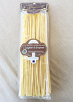 【SPAGHETTI】 もっちりとした食感のスパゲッティ。小麦粉のよさが存分に味わえます。 原料はイタリア産にこだわったセモリナ粉のみ。ラッタリ山の清水とマエストロの伝統的製法によって作られたパスタは、低温でじっくりと乾燥されています。 ゆで時間:約9分 品名 スパゲッティ 原材料 デュラム小麦のセモリナ 内容量 500g 原産国 イタリア 保存方法 湿気や直射日光を避け、冷暗所に保存してください。 カードOK SPAGHETTI AL NERO DI SEPPIAラ・ファッブリカ・デッラ・パスタ社はパスタ発祥の地カンパーニャ州グラニャーノで3世代に渡り家族経営でパスタを作り続けているメーカーです。 家族経営のため少量しか生産できませんが、原料はイタリア産にこだわったセモリナ粉のみ。ラッタリ山の清水とマエストロの伝統的製法によって作られたパスタは、低温でじっくりと乾燥されています。