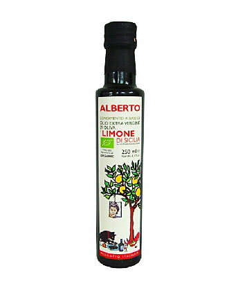 イタリア　シチリア島のオーガニックオリーブオイルです。 オリーブオイル初心者から上級者まで幅広い層におススメの、シチリア産レモンが香る爽やかな味わいです。 【特　徴】 高品質で知られるシチリア島の有機栽培レモンと早摘みグリーンオリーブを丸ごと一緒に搾油します。 レモン香料・精油（エッセンシャルオイル）は一切使用していません。 弱めの苦みと中程度の辛み。グリーンレモンが香る爽やかな味わいです。 【使い方】 サラダ、魚のグリルやパスタ、お刺身に。 天然のレモンの香りが料理に爽やかさをプラスしてくれます。 ≪アルベルトさんのスゴイ所！≫ ◆「早摘みグリーンオリーブ」を使用： 　オリーブの表皮が緑または赤紫に色付き始めたタイミングで手摘みします。早摘みの実には完熟した実よりもポリフェノールが多く含まれています。 ◆ 収穫後3時間以内に搾油をスタート： 　オリーブは枝から離れた瞬間に劣化が始まるため、迅速に搾油することが大切です。 ◆ 低温圧搾法： 　オイルを抽出する工程で温度を27℃以下に保ち、酸化を防ぐと同時に香りや鮮度をキープします。 ◆ ノンフィルター「ナチュラルデカンタ製法」： 　搾油後のオリーブオイルに残るわずかな澱(おり)は、フィルターを通さず自然に沈殿させて取り除く「ナチュラルデカンタ製法」を採用。オリーブの味わいや栄養分を十分に残します。 ◆ 酸度0.18： 　アルベルト社のオリーブオイルの酸度は、国際オリーブ協会（IOC）規定のエキストラヴァージンオリーブオイルの酸度（0.8以下）をはるかに下回る0.18。酸度の低さが品質の高さの証です。 ◆ リーファーコンテナ輸送： 　イタリアから日本へは温度管理が可能なリーファーコンテナで定温輸送し、熱劣化を防ぎます。 一般のコンテナでは赤道直下を通る際、 庫内温度が70℃近くまで上昇する場合があります。日本到着後も倉庫内で厳しく温度管理されています。 オーガニック認定を受けた無農薬有機オイルです。 「JAS」によるオーガニック認定を受けている無農薬有機栽培レモンオリーブオイルです。 認定には「3年間農地で農薬や化学肥料を使用しない」「収穫後のポストハーベスト農薬など使用しない」などいくつもの厳しい基準をクリアしています。 カードOKアルベルト社のオリーブオイルは、イタリアのオリーブ文化の原点ともいわれるシチリア島で生産されています。 紀元前、フェニキア人がシチリア島にもたらしたオリーブの文化は、以降ギリシャ・ローマ時代を経て現イタリア各地に広がっていきました。 アルベルト社では健康なオリーブを育むため、農薬不使用の畑にゆったりと間隔をあけてオリーブの木を植えています。地中海の風が吹き抜ける中、たわわにオリーブが実ります。 酸度の低い高品質なオリーブオイルを生産するため、オリーブの表皮が緑または赤紫に色付き始めたタイミングで手摘みし、3時間以内に搾油を開始します。 搾油後にわずかに残った澱(おり)は、フィルターを使わず自然に沈殿させて取り除く、無濾過（ノンフィルター）のオリーブオイルです。 オーナーのアルベルト氏が「フィルターを通すことで必要以上に味わいや栄養分が失われるのは勿体ない。本来のオリーブの味わいをしっかり残したい」と考えているからです。 アルベルト氏は、剪定の時期や灌漑の方法、害虫対策などに精通し、オリーブ栽培からボトリングまで生産の全工程を自ら指揮しています。また、その深い知識を同業者にも惜しみなく伝え、 地域のオリーブ産業に大変貢献しています。オリーブオイルの鑑定技術でも高い評価を受けており、国際的な 公式オリーブオイルコンテストのパネルリーダーにも任命されています。 アルベルト氏の魂を込めた作品ともいえるオリーブオイルをより良い状態で日本に届けるため、現地からの 輸送には熱劣化と酸化を防止するため、内部を一定の温度(プラス20度～マイナス20度)に保つリーファーコンテナが使われています。