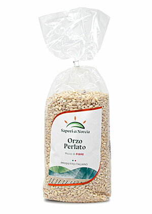 イタリア中部、標高1500mのカステルッチョで収穫された大麦を乾燥させたものです。 イタリアンではサラダやスープに使われます。 品名 大麦 原材料 大麦(イタリア産) 内容量 500g 原産国 イタリア 保存方法 高温多湿および直射日光を避け常温保存 カードOKトマト缶、ビーンズのラインナップはコチラ♪ イタリアの中央に位置する標高1500mのシビッリーニ山地国立公園にある カステッルッチョはレンズマメ栽培に最適の場所です。 この地のレンズ豆農場の経営者によって作られたレンズ豆協同組合が 豆製品を供給しています。 カステッルッチョのレンズ豆は粒の小ささと独特な風味が特徴です。 台地を覆っていた雪が溶けるとすぐに種蒔かれ、 6月の終わりにはとても綺麗な花を咲かせ、花祭りの主役となります。 そして8月に収穫、古くからの伝統である脱穀祭とともにシーズンが終了します。 組合の使命は、化学肥料を使用せずに栽培した健康に良い商品提供することです。 消費者保護のため 、また商品模倣を防ぐため、 1997年EUはカステッルッチョのレンズ豆にIGP呼称を与えました。 顧客のため、しっかりとした基準で工場を管理し、品質の良い優れ商品の製造を目指し 品質と価格、両方の面で消費者のニーズに応えることが組合の目標です。 最先端の技術を用いて洗浄及びパッケージングの工程を制御し、 金属探知機、光学系、X線機器、精密天秤を導入することで商品への 不純物混入を防ぎ、全ての工程をHACCPの規則に従って行っています。
