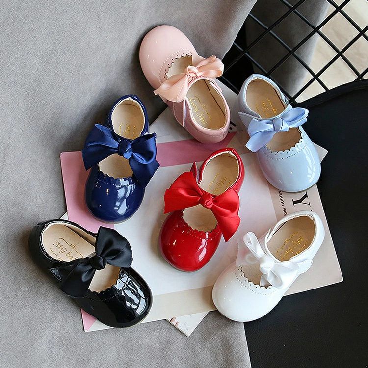 【商品コード】：y491867 【素材】：PU皮 【カラー】：ホワイト、ピンク、ブルー、ネイビー、レッド、ブラック 【サイズ】：（約） 15番(11.1cm) 16番(11.6cm) 17番(12.1cm) 18番(12.6cm) 19番(13.1cm) 21番(13.7cm) 22番(14.2cm) 23番(14.7cm) 24番(15.2cm) 25番(15.7cm) 26番(16.2cm) 27番(16.8cm) 28番(17.4cm) 29番(18cm) 30番(18.7cm) ※靴のサイズ＝足長＋ 0.5cm~1cm　の方法でサイズをご選んでください。 ※サイズは、実寸を測っているため多少の誤差はございます。実商品とPC画面では、多少見た目の色に違いがございます。 【商品説明】：子供靴 フォーマル靴 女の子 お姫様靴 姫系 滑りにくい 子供フォーマル靴 可愛い 子ども靴 オシャレ キッズ 軽く 蝶結び 6色 15 16 17 18 19 20 21 22【商品コード】：y491867 【素材】：PU皮 【カラー】：ホワイト、ピンク、ブルー、ネイビー、レッド、ブラック 【サイズ】：（約） 15番(11.1cm) 16番(11.6cm) 17番(12.1cm) 18番(12.6cm) 19番(13.1cm) 21番(13.7cm) 22番(14.2cm) 23番(14.7cm) 24番(15.2cm) 25番(15.7cm) 26番(16.2cm) 27番(16.8cm) 28番(17.4cm) 29番(18cm) 30番(18.7cm) ※靴のサイズ＝足長＋ 0.5cm~1cm　の方法でサイズをご選んでください。 ※サイズは、実寸を測っているため多少の誤差はございます。実商品とPC画面では、多少見た目の色に違いがございます。 【商品説明】：子供靴 フォーマル靴 女の子 お姫様靴 姫系 滑りにくい 子供フォーマル靴 可愛い 子ども靴 オシャレ キッズ 軽く 蝶結び 6色 15 16 17 18 19 20 21 22