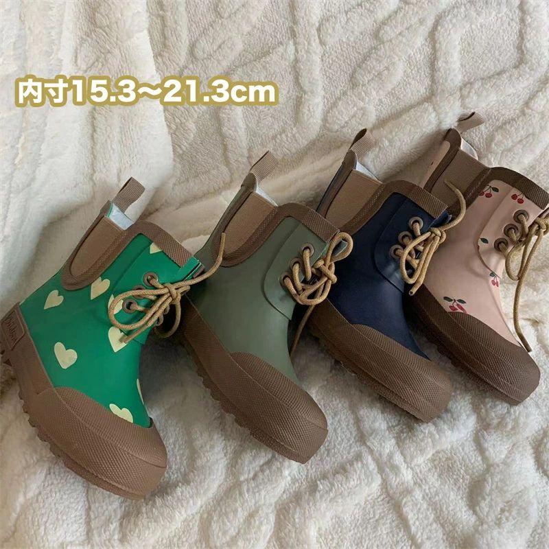 商品詳細 商品内容 レインブーツ カラー 写真通り サイズ 15.3〜21.3cm 足長＋1〜1.5cmはおすすめの内寸です。? 生産国 中国 注意書き ※商品写真は、できる限り現品を再現するように画像処理などの補正を行っておりますが、ご利用のモニターや環境により差異が生じます。予めご了承ください。 ※上記の数値は、実測によるものです。多少の誤差はご容赦ください。 ※仕様は予告なく変更される場合があります。（ご使用に差し支えない程度） ・当店でご購入された商品は、原則として、「個人輸入」としての取り扱いになり、中国からお客様のもとへ直送されます。 ・通関時に関税・輸入消費税が課税される可能性があります。 ・課税額はご注文時には確定しておらず、通関時に確定しますので、商品の受け取り時に着払いでお支払いください。詳細はこちら ご確認下さい。 ・個人輸入される商品は、全てご注文者自身の「個人使用・個人消費（日本に居住する者に寄贈される物で、当該寄贈を受ける者の個人的な使用に供される場合を含みます。）」が前提となります。第三者への譲渡・転売が法令で禁止されるもの（医薬品、医薬部外品、化粧品等を含みますが、これに限られません。）もございますのでご注意下さい。 ・一部商品は国内の提携先倉庫から配送されます。 ・国内配送の商品は国内でのお買い物と同じく消費税が発生いたします。関税はかかりません。 ・ご注文後、5営業日以内に配送手続きをいたします。配送作業完了後、7〜9日程度でのお届けとなります。