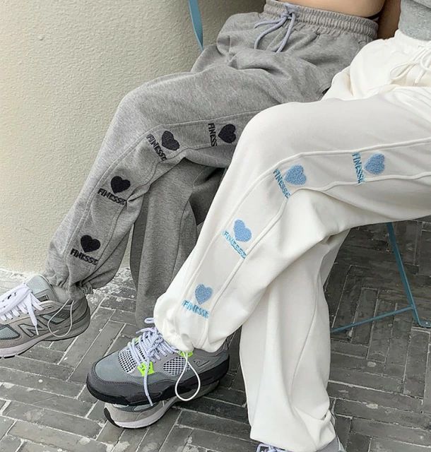 Capri Pants - ストリート レディース スウェット HIPHOP ガールズ 白 ダンス 黒 ワイド ヒップホップ ストレート 大きいサイズ おしゃれ ジョガーパンツ ハート ズボン ジャージ 衣装 ボトムス 刺繍 ゴム ビッグ 韓国 ロング ロゴ グレー 3色 太い パンツ