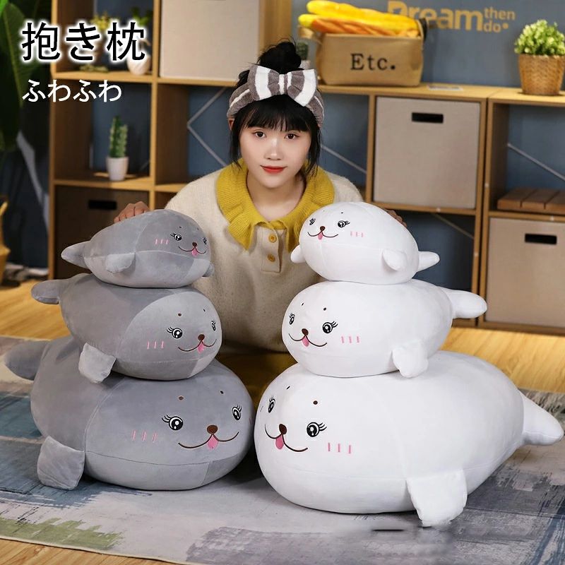 商品情報 商品: 抱き枕 カラー：ホワイト グレー サイズ：40cm 55cm 80cm 注意事項 ※測る箇所により、サイズは若干の誤差が生じる場合もございます。予めご了承下さいませ。 ※メーカーの都合により、細部のデザイン．素材等が予告なく変更される場合が御座います。 ※お使いのモニター設定や撮影時の照明、太陽光の環境により色が異なって見える場合がございます。 ※縫製品につき、生地を織る際の糸の継ぎ目や多少のほつれ、糸が出る、シワ・折り目、製造時の汚れ・シミなどが生じる場合がございます。
