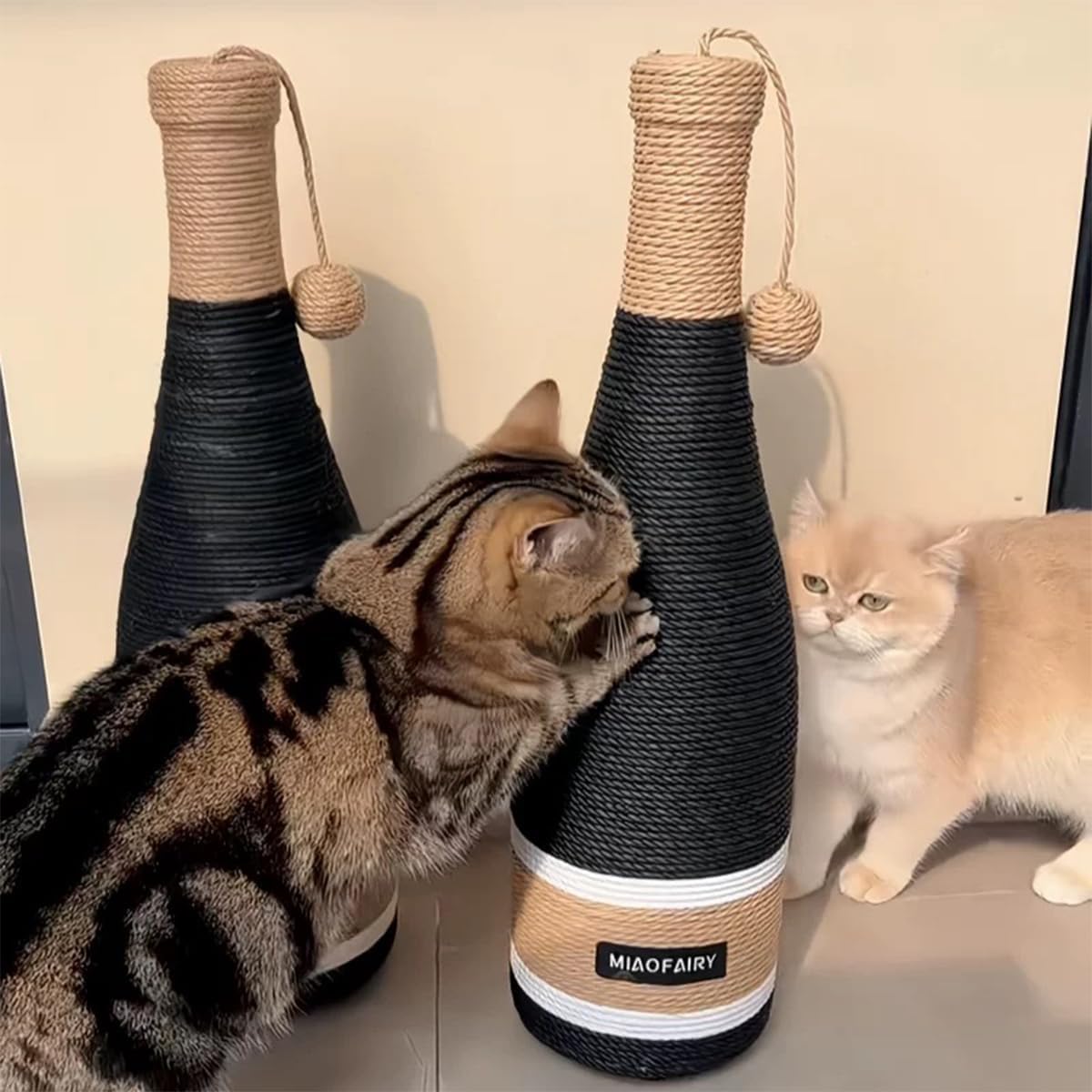 livemartの爪研ぎポール ペット用品 おもちゃ ガリガリ ミニキャットタワー 柱直径16cm 運動不足解消 インテリア 安定 オシャレ ボール付き 省スペース ワインボトルデザイン 猫用品 爪研ぎ ストレス解消 麻 縦型 麻縄 極太 面白い ワインボトル型 猫 爪みがき｜アングル2