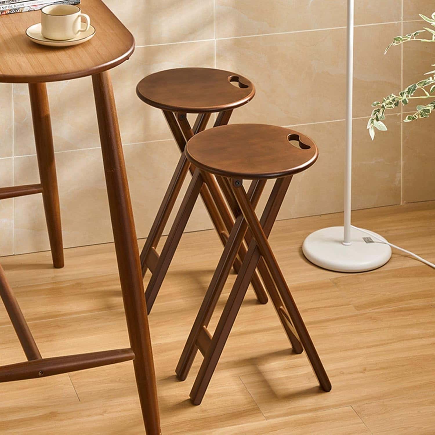 - カラー: ブラウン（茶色）- サイズ: 21.5*30.5*43cm、22.5*34*60cm- タイプ: ハイチェア、ブレックファストバーパーティ、ポータブルスツール- 特徴: 人間工学に基づいた快適な背もたれとフットスツール- 用途: 商業施設の居酒屋やカフェ、自宅のダイニングスペースなどに活用可能- 最適: 自宅バーパーティー、旅行、屋外イベント用のポータブル折りたたみバースツール- 材質: 耐摩耗性に優れた天然竹を使用、汚れや傷がつきにくく、お手入れが簡単で美しさを長く保つ設計