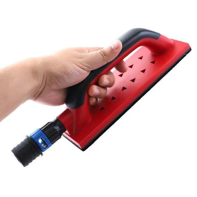 以下の場面に役に立ちます。・粉まみれの現場では、作業効率も見た目にも良くありません。・綺麗な現場は、お客様や現場監督にも好印象になります。・床に粉が落ち難いので、掃除も格段に楽になります。・何よりも、自分が粉まみれにならないのがとても嬉しいです。【パットで衝撃吸収】 プレートの底に柔軟性のあるフェルトスポンジパッド付き。素材への当たりが滑らかで、作業性に優れています 【吸い付き防止加工】 壁や天井を削る際に本体が壁などに吸い付き過ぎて動きが重くなるのを防ぐ用に本体上面に吸い付き防止穴加工がされているため、吸引力を損なう事なくスムーズな作業が可能 【集塵機の吸引力調節】 集塵機に強弱調整機能が無くても、ホース取り付け位置に回転式の調節機能があります 【ホース取り付けジョイント】 20mmと30mmのホース取り付けが可能。 例、マキタ集塵機ホース19mm、28mmのホースを少しドライヤーで温めると差し込めます。【ねじれ防止機能】 ホース取り付け部分が回転する設計になっている為ホースがねじれ難く取り回し易くなっています以下の場面に役に立ちます。・粉まみれの現場では、作業効率も見た目にも良くありません。・綺麗な現場は、お客様や現場監督にも好印象になります。・床に粉が落ち難いので、掃除も格段に楽になります。・何よりも、自分が粉まみれにならないのがとても嬉しいです。【パットで衝撃吸収】 プレートの底に柔軟性のあるフェルトスポンジパッド付き。素材への当たりが滑らかで、作業性に優れています 【吸い付き防止加工】 壁や天井を削る際に本体が壁などに吸い付き過ぎて動きが重くなるのを防ぐ用に本体上面に吸い付き防止穴加工がされているため、吸引力を損なう事なくスムーズな作業が可能 【集塵機の吸引力調節】 集塵機に強弱調整機能が無くても、ホース取り付け位置に回転式の調節機能があります 【ホース取り付けジョイント】 20mmと30mmのホース取り付けが可能。 例、マキタ集塵機ホース19mm、28mmのホースを少しドライヤーで温めると差し込めます。【ねじれ防止機能】 ホース取り付け部分が回転する設計になっている為ホースがねじれ難く取り回し易くなっています
