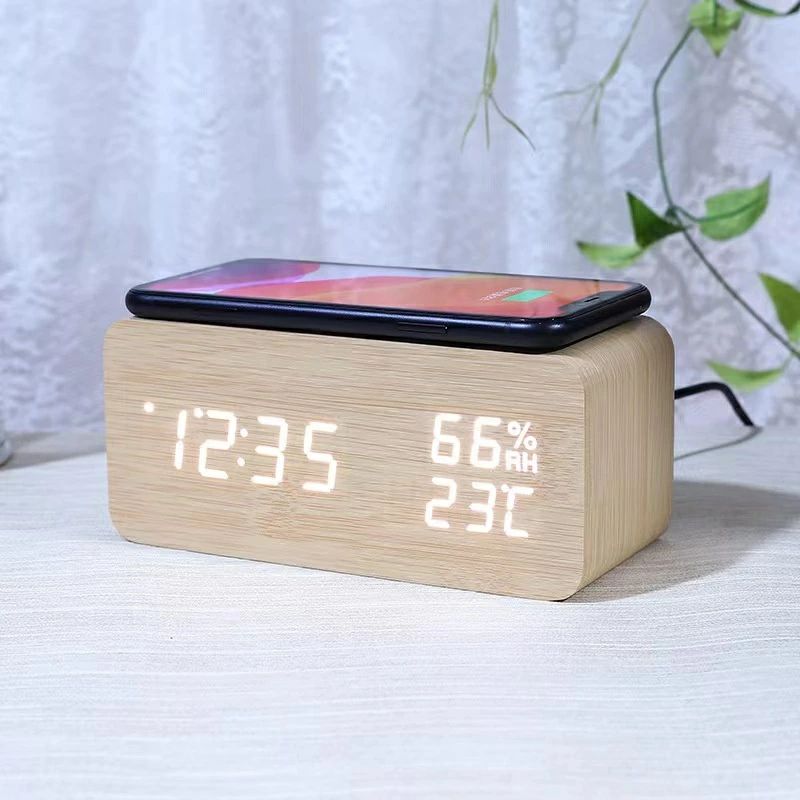 USB給電 LED時間表示3目覚まし時計設定 Qiワイヤレス充電器 デジタル スマホ充電 木製置き時計 多機能 デジタル目覚まし時計 湿度と温度検出電子時計、寝室、ベッドサイドテーブル、机、オフィス、子供、家族に適しています