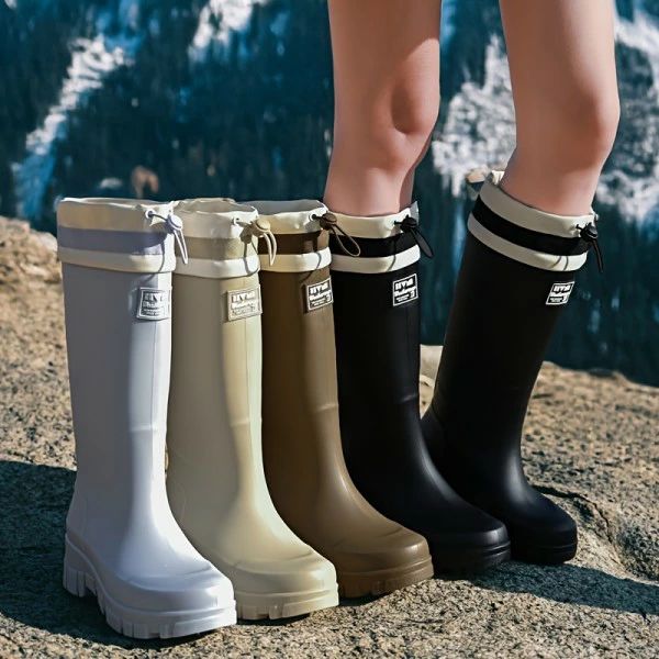 履きやすく、脱ぎやすい！ こだわりのシュークローズ設計で、足なじみの良いフィット感。足をすっぽり包みながらも、脱ぎ履きはとってもスムーズです。 滑らない、安心設計！ 溝が深い滑り止め底で、雨の日や水周りでも安定した歩行をサポート。大切な一日を安心してお過ごしいただけます。 水をはじく、全防水！ 本体と靴底の一体成型で、隙間なし。雨水や飛沫もしっかりガード。通勤はもちろん、ガーデニング、洗車、キッチン仕事まで、あらゆるシーンで大活躍します。 すっきり中筒デザイン 程よい丈の中筒で、足首の動きを邪魔しません。スカートに合わせても、パンツに合わせても、しゃきっとしたシルエットに。履きやすく、脱ぎやすい！ こだわりのシュークローズ設計で、足なじみの良いフィット感。足をすっぽり包みながらも、脱ぎ履きはとってもスムーズです。 滑らない、安心設計！ 溝が深い滑り止め底で、雨の日や水周りでも安定した歩行をサポート。大切な一日を安心してお過ごしいただけます。 水をはじく、全防水！ 本体と靴底の一体成型で、隙間なし。雨水や飛沫もしっかりガード。通勤はもちろん、ガーデニング、洗車、キッチン仕事まで、あらゆるシーンで大活躍します。 すっきり中筒デザイン 程よい丈の中筒で、足首の動きを邪魔しません。スカートに合わせても、パンツに合わせても、しゃきっとしたシルエットに。