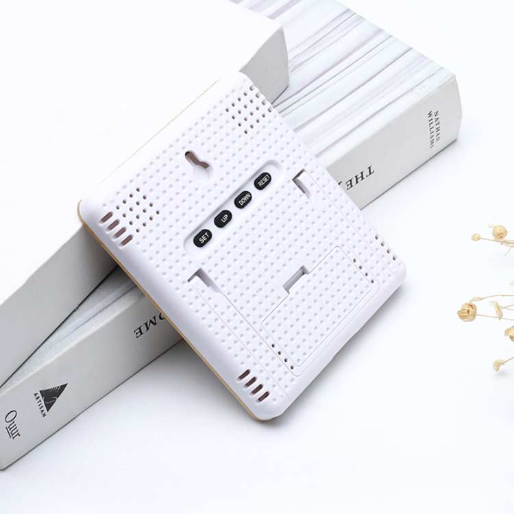 LEDデジタル 送料無料 ミニ 時計 おしゃれ 木製 置き掛け兼用 温湿計 赤ちゃん健康管理 湿度計 健康管理 コンパクト 湿度計 温度計 見やすい 温度計 時計 木目調 ペット 温湿度計 乾燥対策 小型 インテリア 温度湿度計 竹製 [3]