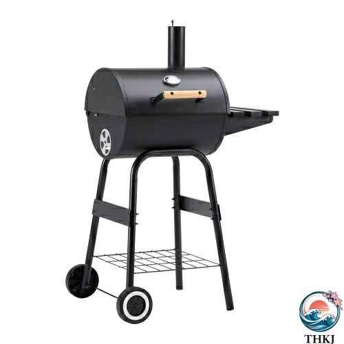 商品説明 　商品詳細 【本格的なBBQを楽しめる。】煙突設計で排煙効率が良く、スモーク料理からオーブン調理までプロのようなクッキングが可能。 【3WAY】焼き：蓋を開けて、焼き料理を楽しみましょう。燻製：蓋を閉めれば、スモーク料理も可能です。蒸し：焼き網の上に直火対応の小型蒸し器を置けば、炭火で蒸し料理が作れます。ガーデンパーティーやキャンプ、屋外イベントにも最適です。 【広々焼き面で大人数BBQも楽々！】焼き網は40*40cmの大サイズで4-10人用まで対応可能。食材量に応じて焼き面を自由に調節。食材が少ない時 → 焼き網1枚でOK食材が多い時 → 焼き網2枚で広々焼ける。広々とした焼き網で、一度にたっぷり調理可能！家族多人数や会社グループBBQイベントなどさまざまなシーンにおすすめいたします。2枚わけデザインより、野菜と肉は別々に焼くこともでき、炭補充しやすいなどのり便利性があります。耐荷重:3KG サブ網付き 焼き上がった料理はサブ網上で保温可能。冷めずに美味しい！ 【通気口で火力調節】通気口を調整することで酸素の供給量をコントロールし、火力を自在に調節。【キャスター付き】凹凸のある庭先でもスムーズに移動。 【ハンドル付き昇降式炭トレー】炭置き網の高さは4段調節可能火加減も自由自在！火力を食材に合わせて調整でき、焦げつき防止やじっくり加熱もOK。 【便利な温度計付き】グリル内の温度が計れ、温度をリアルタイム表示。焼きむらを防ぎ、プロ並みの火通り管理を実現。温度の見える化で、牛ステーキや鶏もも肉、サーモンなど、火加減が命の料理も完璧に焼き上げます。コンロ内部の温度が一目でわかり、焼き加減の調整も思いのまま。 【可動式煙突ダンパー】排煙量を調節可能。燻製時は煙を効率的に閉じ込めます。厚みのあるフタで熱をしっかり閉じ込め、燻製やじっくり焼きにも最適。ハンドル付きで開閉もラクラク。煙突付きで煙を効率よく上方に排出。煙が顔にかかりにくく、内部の空気循環が良くなることで火力も安定。 【サイドテーブル付き】調味料や調理器具を置ける広めの作業台。焼き肉トングや調味料などを一時的に置ける便利なサイドテーブル。耐荷重:5KG 【底部棚網付きで、小物置きなどに便利。】食材や調理済み食品の置き場として活用可能。耐荷重：5kg広々とした棚板には、予備の食材や炭などを置いておけるのでとても便利。 　関連キーワード 誕生日 ギフト 誕生日プレゼント 女友達 ギフト 女性 お洒落 母の日 送料無料 グッズ 退職祝い 女性 男性 かわいい 子供 用品 おしゃれ 友人 引っ越し祝い 引っ越し 挨拶 引っ越し祝い 出産祝い 母親 クリスマス 自分買い ご褒美 彼氏 ホワイトデー お返し 実用的 友達 旦那 　注意事項 ※画像はご覧になっているモニターやPCなどの環境により、実物と多少カラーが異なる場合がございます。 ※ページに記載の通りですが、製造時期や改良などによって仕様が若干異なる場合がございますので何卒ご了承下さい。 ※基本的には全国一律送料無料と対応させていただきますが、ご送付先は沖縄・北海道など離島の場合は2500円の送料をご請求させていただきます、ご注文後追加送料があります。 ※色味やサイズが異なるなどのクレームはご対応致しかねますので、ご了承ください。 ※商品のサイズは採寸方法によって、若干な誤差が生じる場合はあります。ご了承ください。 ※こちらの対応と商品について何かご不満がありましたら、「レビュー」を付ける前に一度ショップとご連絡してお願いいたします、ショップの誠意を持って最後まで対応させていただきます。 　品質保証 ◎※販売している商品は全て新品未使用です、倉庫から出荷前に検品必要ですので、箱を開封する場合もございます、予めご了承くださいませ。 ◎※初期不良の場合は到着後3営業日以内にご連絡ください。 ◎※初期不良の場合は写真や動画を送って下さい、確認後無料で新品交換もしくは御返金致しますのでご連絡下さい。 ◎※写真や動画を送っていただけない場合は技術者と確認できません、返品返金対応出来ない可能性が御座います、予めご了承くださいませ。