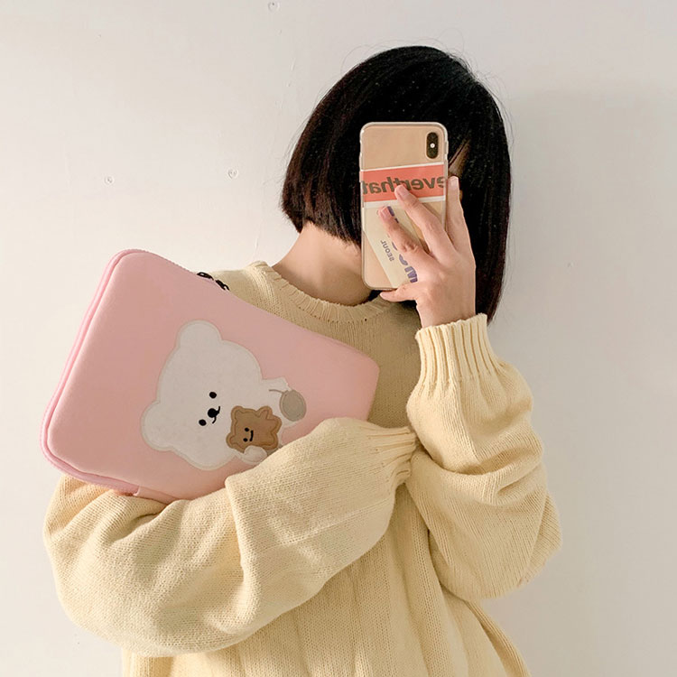 商品説明 color="#000000">商品名 柔らかいポリエステルとスポンジはより安定感のあるふわふわの感じ 外部の衝撃と汚染から保護することができます。 すっきりとした仕上がりとファスナーで使いが手の良いです。 広い開け口とダブルファスナーで中身の取り出し簡単。かわいさと機能性を兼ね備えたアイテムです☆ 通学、通勤、出張、家庭用、オフィス用など様々な場合で使用できる便利なパソコンケースです。 サイズ width="291" bgcolor="#ffffff"> 11/13インチ bgcolor="#f0f0f0">カラー color="#000000"> ピンクX熊 セット内容 パソコンケース（単品） 注意 width="291" bgcolor="#ffffff"> PC環境・光の具合により、色や素材のイメージが写真と若干異なる場合がございます。 モデル・写真に使用されているアクセサリー・小物は別途記載が無い限り付属いたしません。 商品に不良があった場合は、商品到着から5日以内にご連絡いただければご返金・交換対応させて頂きます。 商品のサイズは、全て平置きにて外寸を測定しております。 商品によっては+-0.5cm〜1cmの誤差が発生してしまう場合がございます。 該当商品は他店と在庫共有です。タイミングにより、在庫ズレが生じる場合がございます。予めご了承ください。