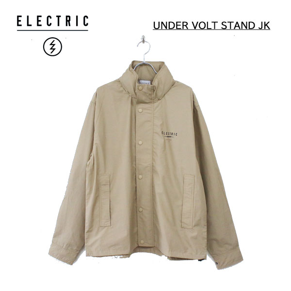 ■ELECTRIC -ジャケット-商品説明 素材 ■ナイロン100% DWR(撥水加工素材) サイズ S～XL 4サイズ 特徴 ■ジッパー付ポケット ■カラー内蔵フード ■裾ドローコード メーカー希望小売価格 ■17600円 配送 宅急便 ご注意 画面上と実物では多少色具合が異なって見える場合もございます。ご了承ください。 ※商品初期不良品以外の交換・返品はお断りさせていただきます。サイズ・カラーは慎重にお選びください。 ※この商品は当店実店舗でも販売しております。在庫数の更新は随時行っておりますが、お買い上げいただいた商品が、品切れになってしまうこともございます。 その場合、お客様には必ず連絡をいたしますが、万が一入荷予定がない場合は、 キャンセルさせていただく場合もございますことをあらかじめご了承ください。【ELECTRIC エレクトリック】UNDER VOLT STAND JACKET ユニセックスジャケット- ★23-24モデルelectricジャケット。かなりスタイリッシュでオシャレなシャツジャケット！ 襟に内蔵されたフードを出してもそのままスタンドカラーで着用してもカッコいいアイテム。 どんなパンツカラーにも合わせやすいベージュです。 ジッパー付のポケットは小物を収納しても紛失の心配なし。