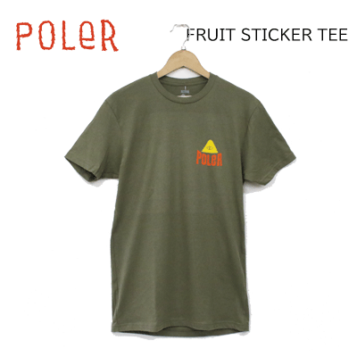 【POLeR ポーラー】ユニセックス 半袖 Tシャツ FRUIT STICKER TEE フルーツステッカーティー カラー MILITARY GREEN(アウトドア キャンプ スケートボード camp vibes)