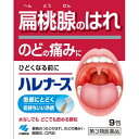 【商品詳細及び使用上の注意】扁桃腺のはれ、のどの痛みに効く口腔・咽喉用薬です。トラネキサム酸とカンゾウエキスの2つの抗炎症成分が、扁桃腺のはれを鎮めます。水なしでも飲めて、患部に気持ちいい冷感がとどきます。医薬品。■内容量9包■してはいけないこと(守らないと現在の症状が悪化したり、副作用が起こりやすくなる)1.本剤を服用している間は、次のいずれの医薬品も服用しないこと(1)甘草(カンゾウ)またはその主成分グリチルリチンを含有する内服薬(むくみ、血圧上昇および筋疾患(ミオパチー)などが起きることがある)(2)他のアレルギー用薬、トラネキサム酸を含有する内服薬(鼻炎用薬、かせ薬、解熱鎮痛薬、鎮咳去痰薬など)2.長期連用しないこと■相談すること1.次の人は服用前に医師、薬剤師または登録販売者に相談すること(1)医師または歯科医師の治療を受けている人(2)妊婦または妊娠していると思われる人(3)高齢者(4)薬などによるアレルギー症状を起こしたことがある人(5)次の症状のある人：むくみ(6)次の診断を受けた人高血圧、心臓病、腎臓病、血栓のある人(脳血栓、心筋梗塞、血栓静脈炎など)、血栓症を起こすおそれのある人2.服用後、次の症状があらわれた場合は副作用の可能性があるので、直ちに服用を中止し、この文書を持って医師、薬剤師または登録販売者に相談すること 関係部位症状 皮ふ発疹・発赤、かゆみ 消化器吐き気・嘔吐、胸やけ、食欲不振もしくは食欲増進、胃部不快感、胃部膨満感 精神神経系めまいその他頻尿まれに下記の重篤な症状が起こることがある。その場合は直ちに医師の診療を受けること症状の名称症状偽アルドステロン症、ミオパチー手足のだるさ、しびれ、つっぱり感やこわばりに加えて、脱力感、筋肉痛があらわれ、徐々に強くなる3.服用後、次の症状があらわれることがあるので、このような症状の持続または増強が見られた場合には、服用を中止し、この文書を持って医師、薬剤師または登録販売者に相談すること下痢4.5-6日間服用しても症状がよくならない場合は服用を中止し、この文書を持って医師、薬剤師または登録販売者に相談すること 原産国日本 効能・効果扁桃炎(のどのはれ、のどの痛み)・咽頭炎、口内炎 用法・用量次の量を朝昼晩に服用してください。 年齢1回量1日服用回数 大人(15才以上)1包3回 7才以上15才未満1/2包 7才未満服用しないこと【用法・用量に関連する注意】(1)定められた用法・用量を厳守すること。(2)小児に服用させる場合には、保護者の指導監督のもとに服用させること。■水なしでも服用できます。 成分・分量1日量(3包：3.9g)中トラネキサム酸：750mgカンゾウエキス：198mg(原生薬換算量990mg)ピリドキシン塩酸塩(ビタミンB6)：50mgリボフラビン(ビタミンB2)：12mgL-アスコルビン酸ナトリウム(ビタミンCナトリウム)：500mg添加物として、エリスリトール、アルファー化デンプン、二酸化ケイ素、タルク、カラメル、無水ケイ酸、l-メントール、香料を含有する■本剤の服用により、尿が黄色くなることがありますが、ビタミンB2によるものですから心配ありません■本剤は天然物(生薬)を用いているため、顆粒の色が多少異なることがあります 【有効成分のはたらき】 トラネキサム酸抗炎症作用があり、のどのはれ・痛みなどの症状を改善します カンゾウエキス主成分グリチルリチン酸の抗炎症作用で、のどのはれ・痛みなどを改善します ピリドキシン塩酸塩(ビタミンB6)粘膜の機能を正常に働かせる作用があります リボフラビン(ビタミンB2) L-アスコルビン酸ナトリウム(ビタミンCナトリウム)体力消耗時のビタミンC補給になります 保管および取扱い上の注意(1)直射日光の当たらない湿気の少ない涼しいところに保管すること(2)小児の手の届かないところに保管すること(3)他の容器に入れ替えないこと(誤用の原因になったり品質が変わる)(4)1包を分割し服用する場合、残った薬剤は袋の口を折り返して保管すること。また、保管した残りの薬剤は、その日のうちに服用するか捨てること お問い合わせ先製品のお問い合せは、お買い求めのお店またはお客様相談室にお願いいたします。お客様相談室フリーダイヤル：0120-5884-01受付時間：9：00-17：00(土・日・祝日を除く)発売元小林製薬株式会社大阪市中央区道修町4-4-10製造販売元小林製薬株式会社大阪府茨木市豊川1-30-3 製品名ハレナース 【商品区分】： 日本製・【第3類医薬品】【使用期限】使用期限まで1年以上あるものをお送りします。広告文責　有限会社VISIONARYCOMPANY　ドレミドラッグ　登録販売者　岩瀬　政彦 電話番号:072-866-6200 【医薬品販売における記載事項】※パッケージデザ イン等は予告なく変更されることがあります。扁桃腺のはれ、のどの痛みに効く口腔・咽喉用薬です。トラネキサム酸とカンゾウエキスの2つの抗炎症成分が、扁桃腺のはれを鎮めます。水なしでも飲めて、患部に気持ちいい冷感がとどきます。医薬品。